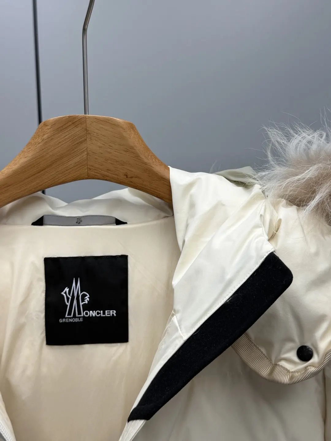 Moncler Lamoura Fur-Trimmed Down Ski Jacket D83020301 — view 3