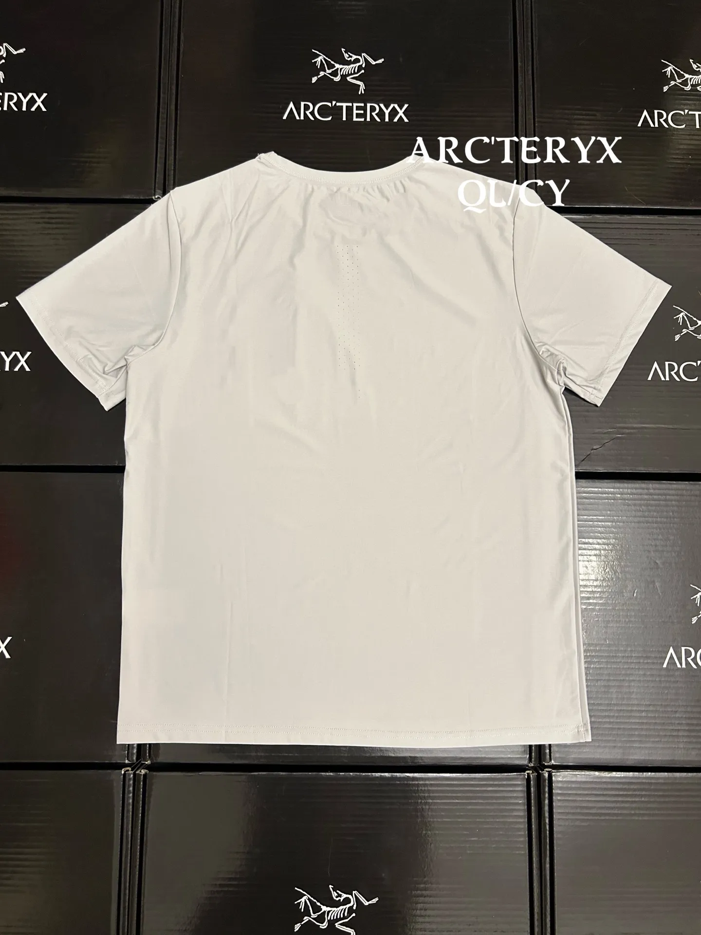 Performance Quick-Dry Zip-Pocket T-Shirt D18011481 — view 2