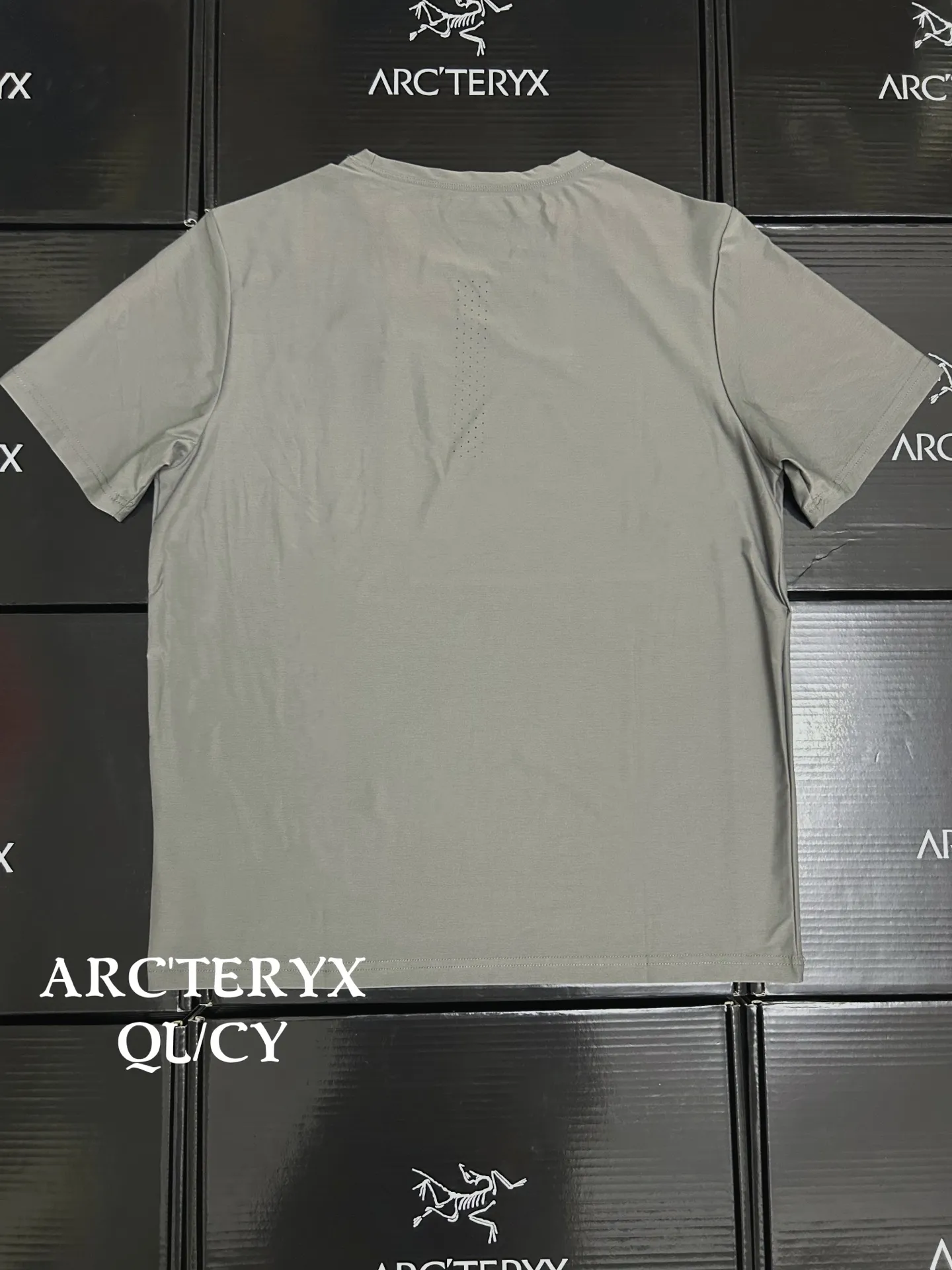 Zip-Pocket Performance Tech T-Shirt D18011485 — view 2