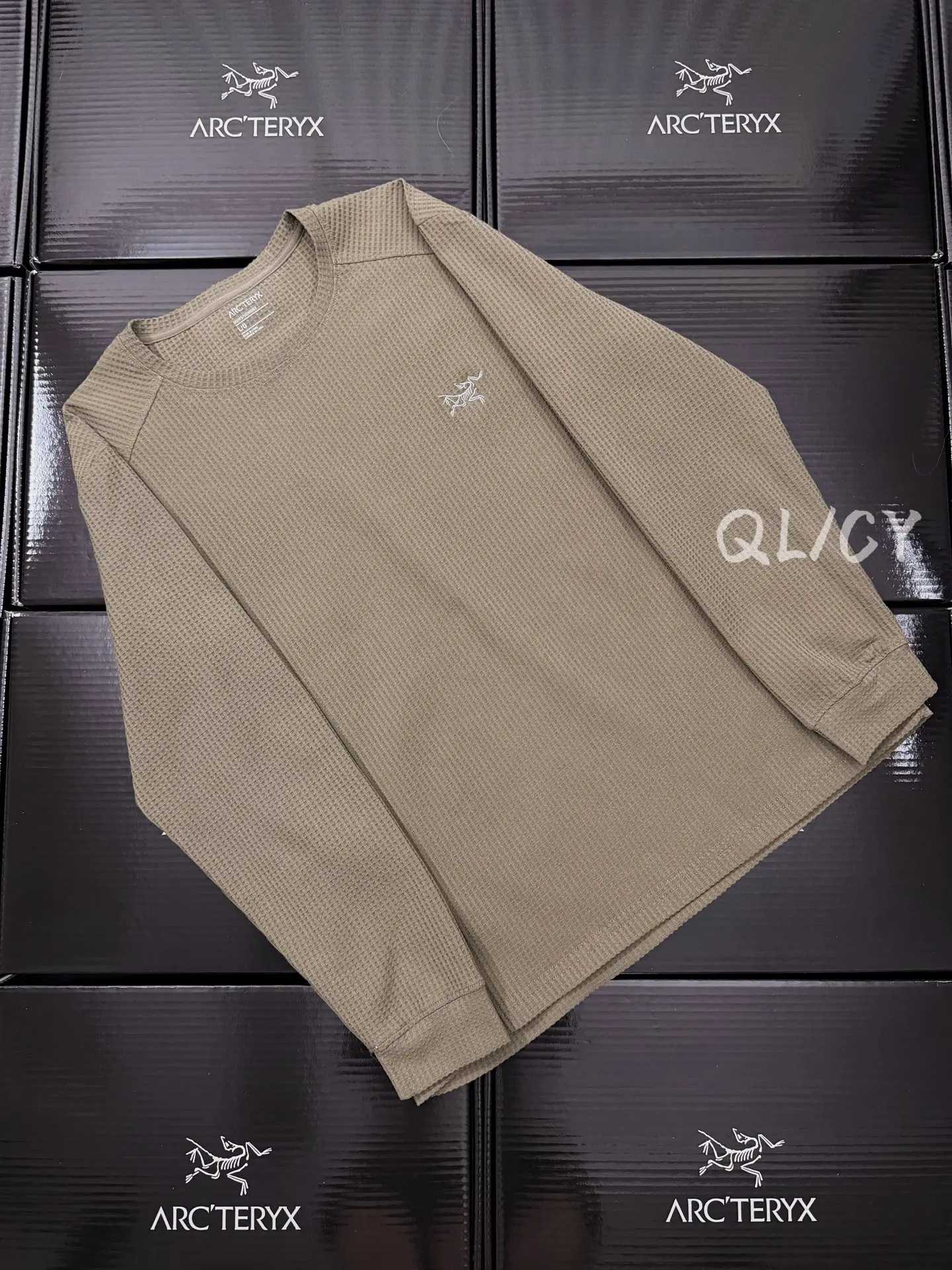 Logo-Embroidered Waffle-Knit Long-Sleeve T-Shirt D21020848 — view 2