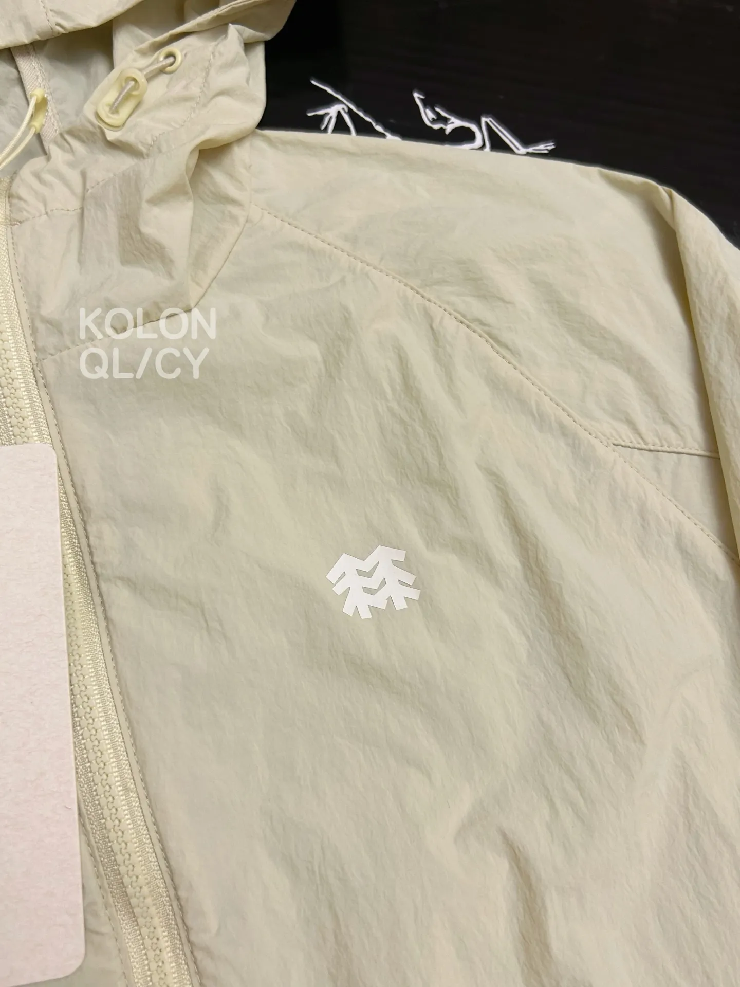 Compact Water-Repellent Hooded Windbreaker D30011513 — view 2