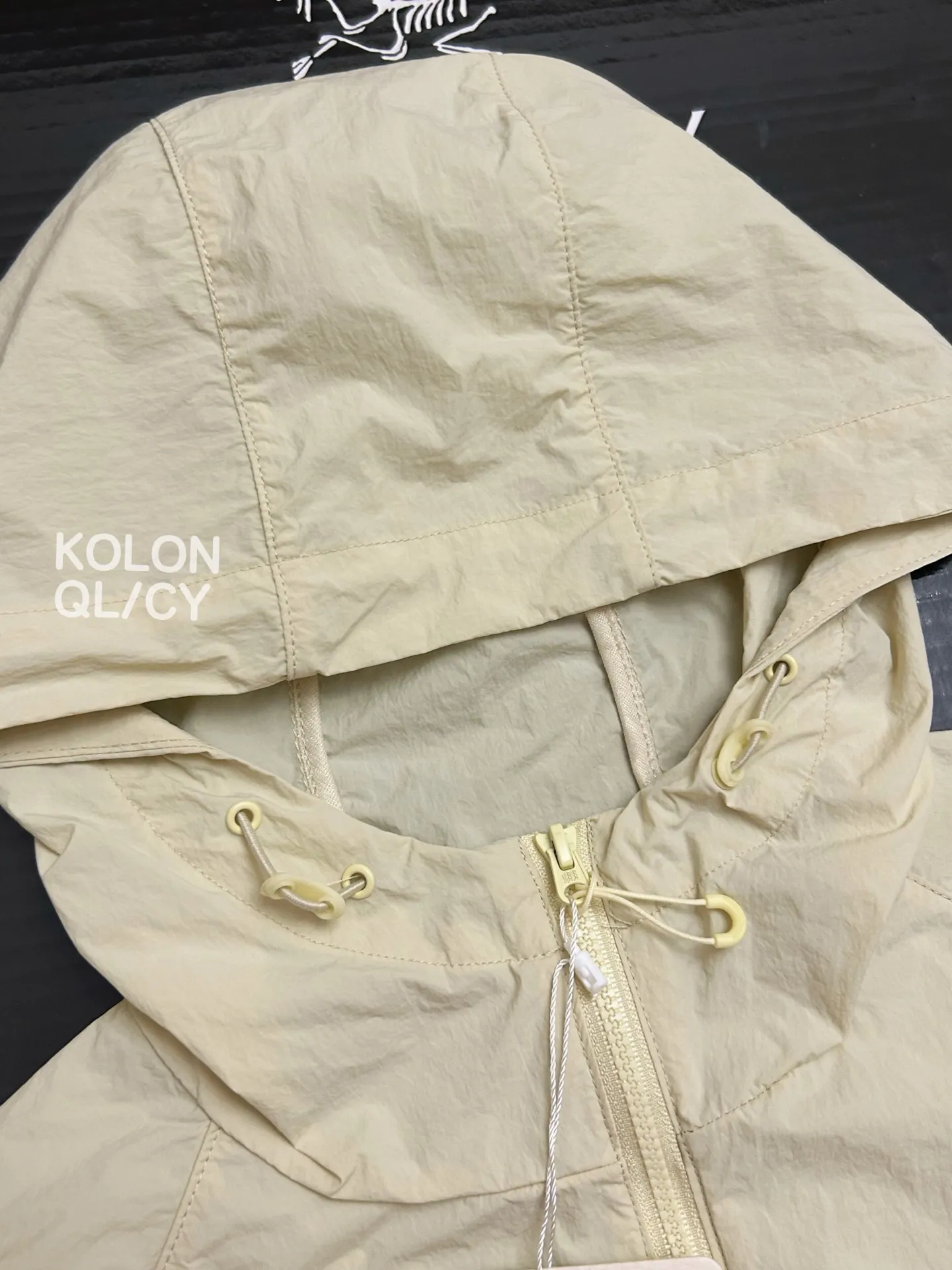 Compact Water-Repellent Hooded Windbreaker D30011513 — view 3
