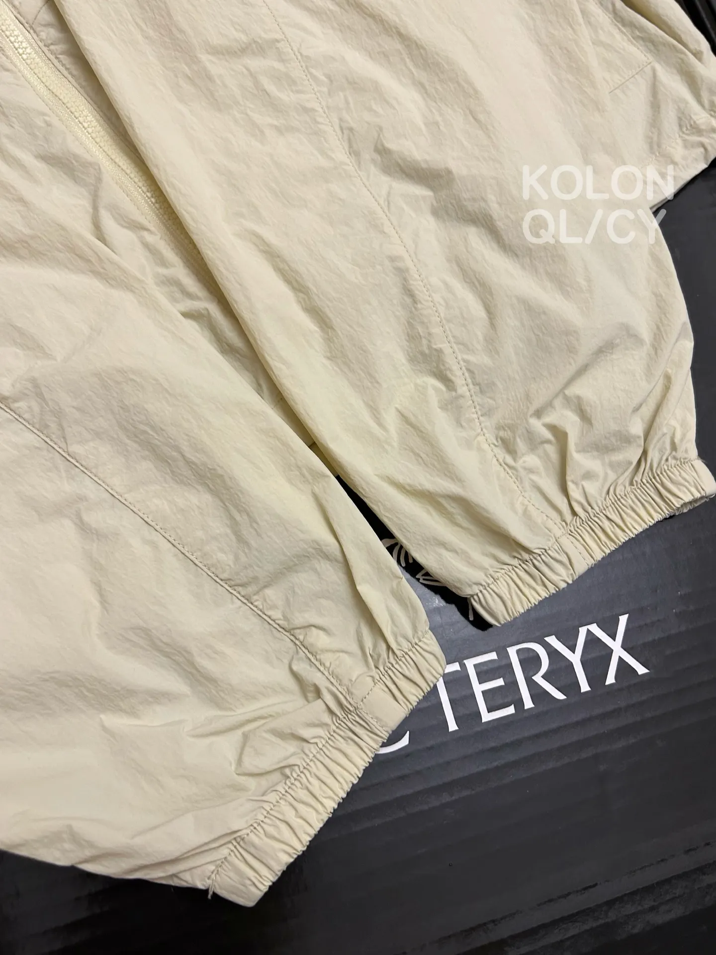 Compact Water-Repellent Hooded Windbreaker D30011513 — view 4