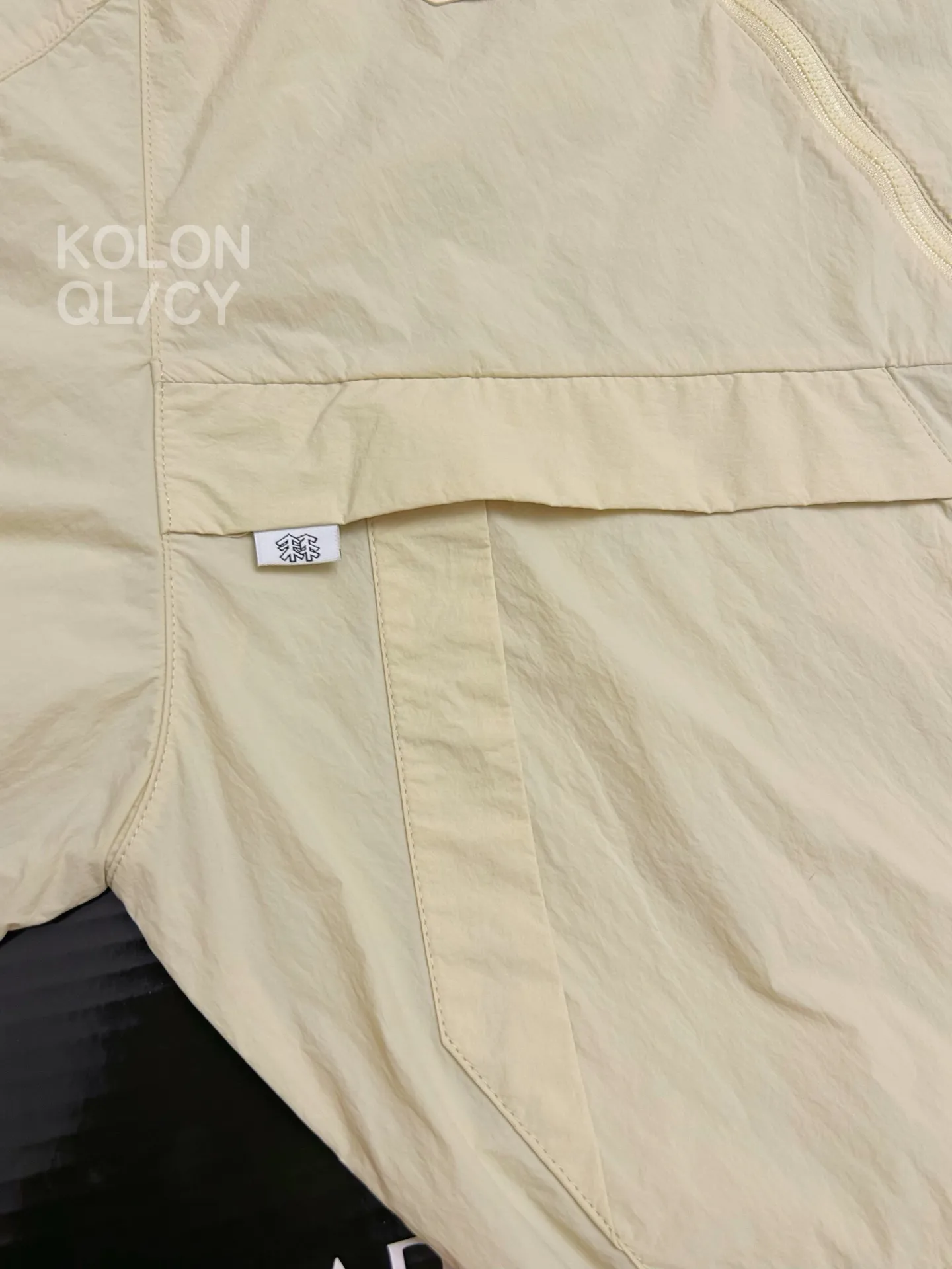 Compact Water-Repellent Hooded Windbreaker D30011513 — view 5
