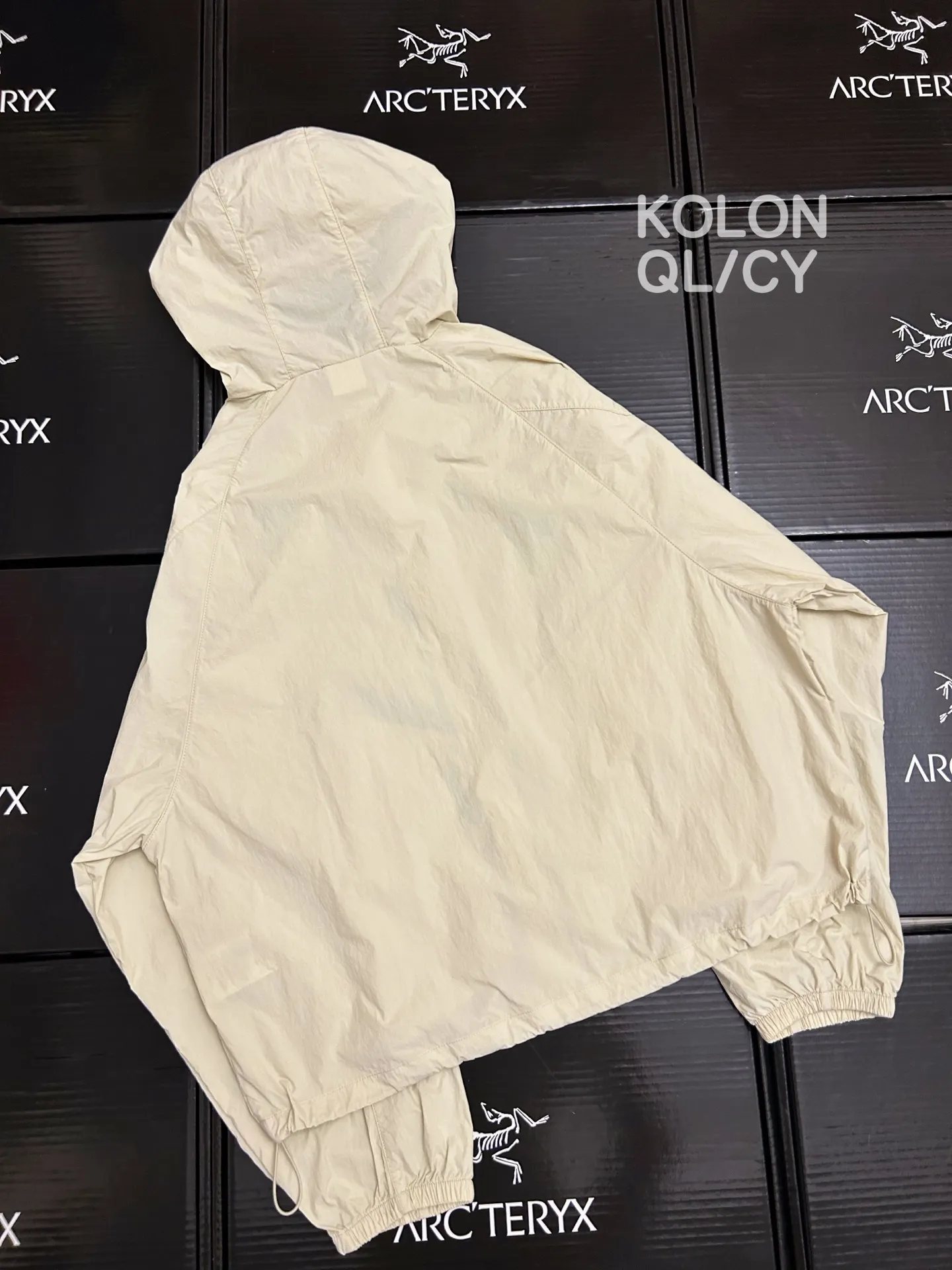 Compact Water-Repellent Hooded Windbreaker D30011513 — view 9