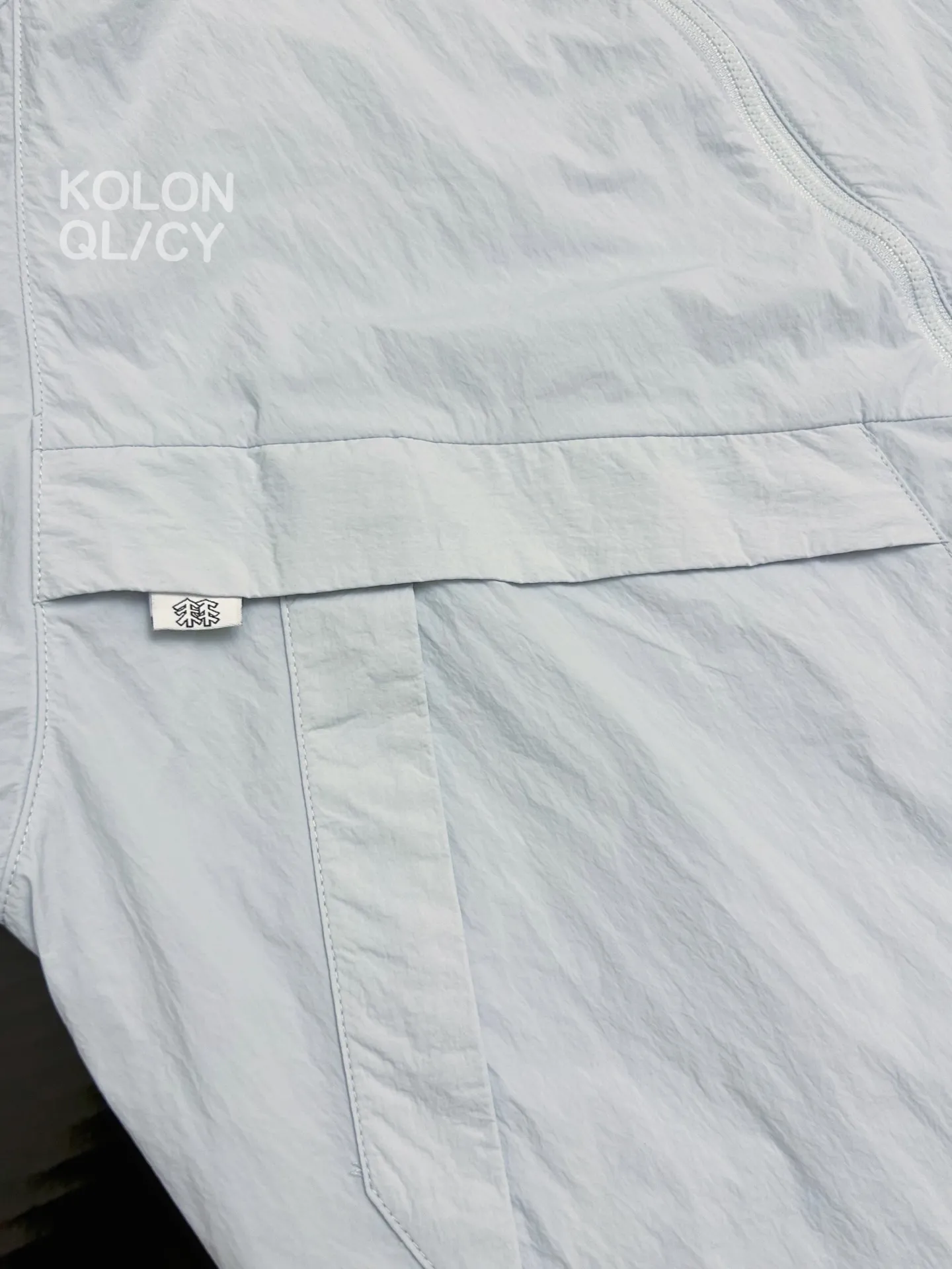 Compact Water-Repellent Hooded Windbreaker D30011512 — view 2