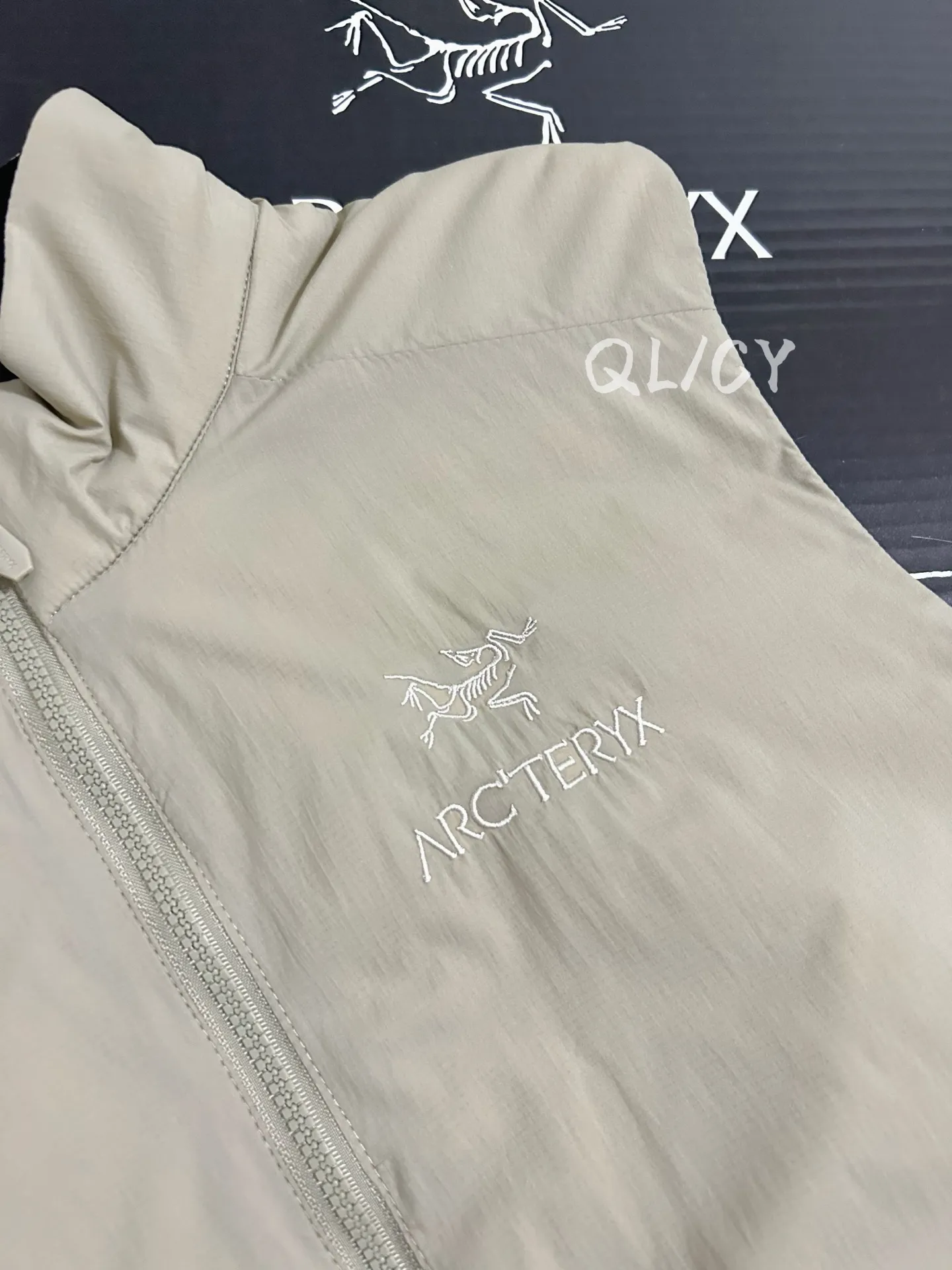 Atom Insulated Logo-Embroidered Gilet D30020868 — view 2