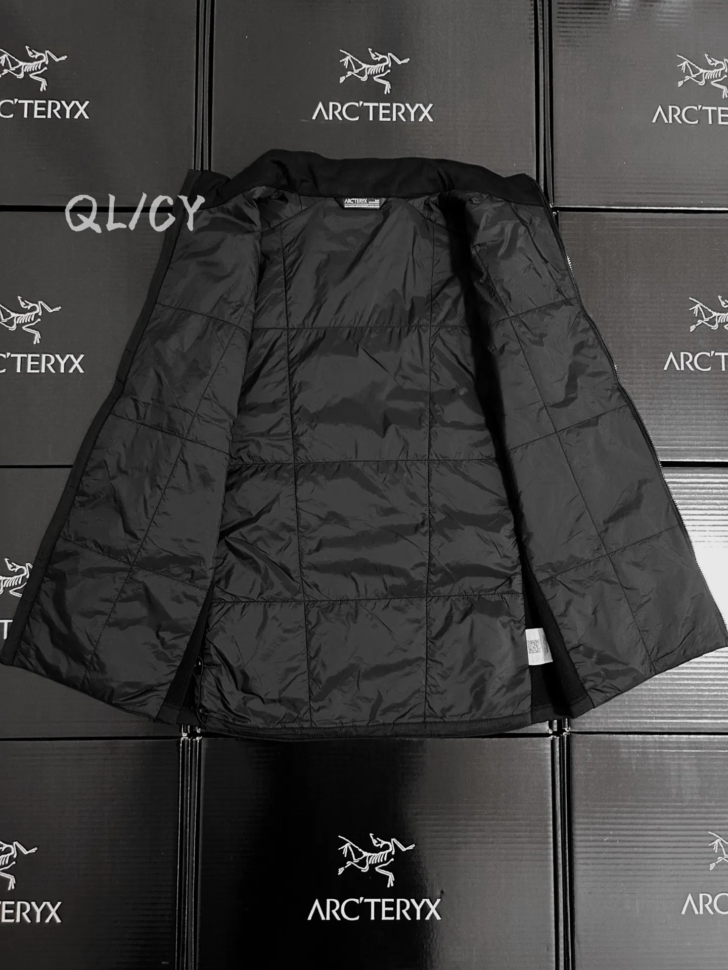 Atom Insulated Logo-Embroidered Gilet D30020867 — view 9