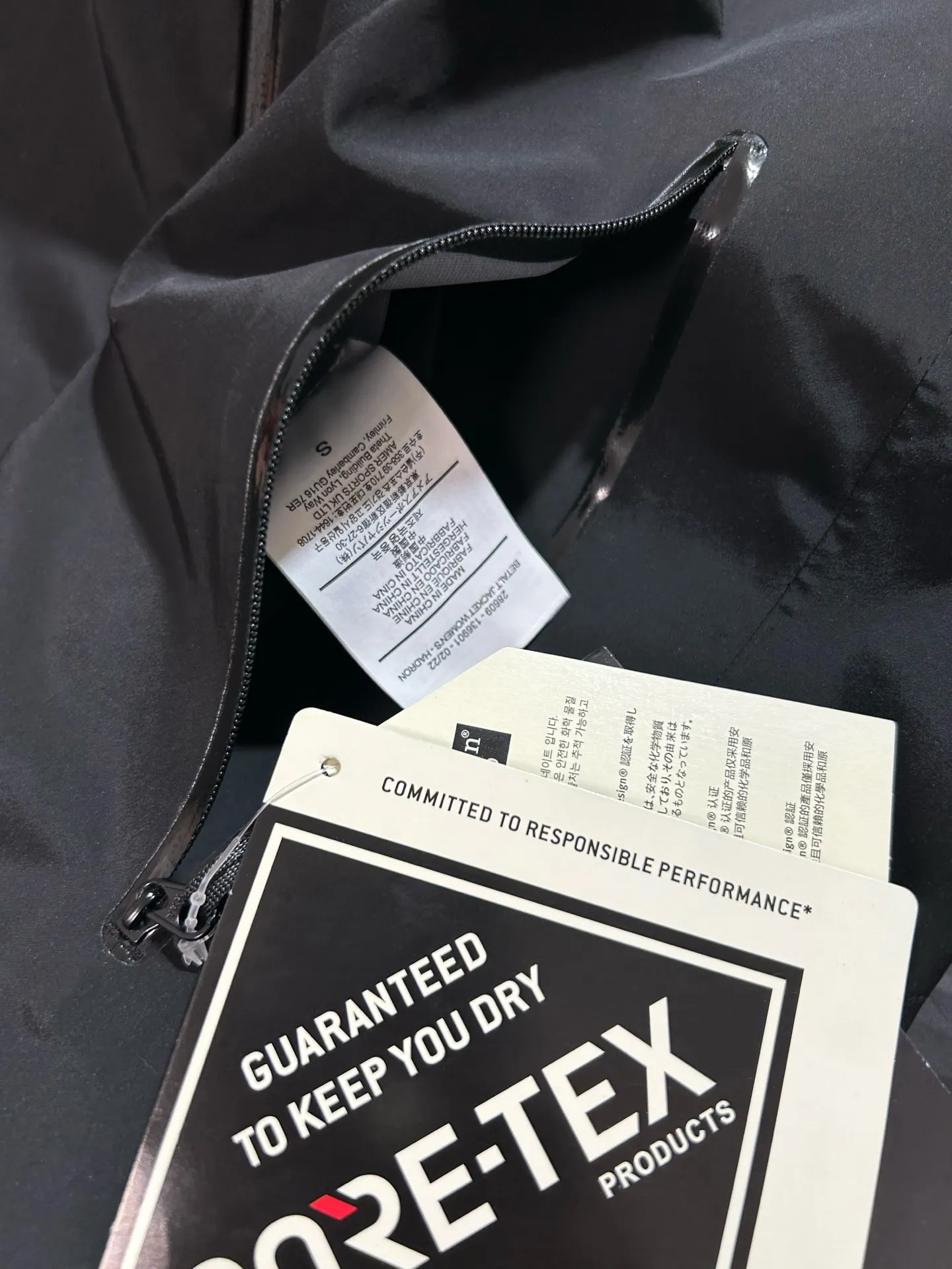 LT Waterproof GORE-TEX Hardshell Hooded Jacket D31020593 — view 3