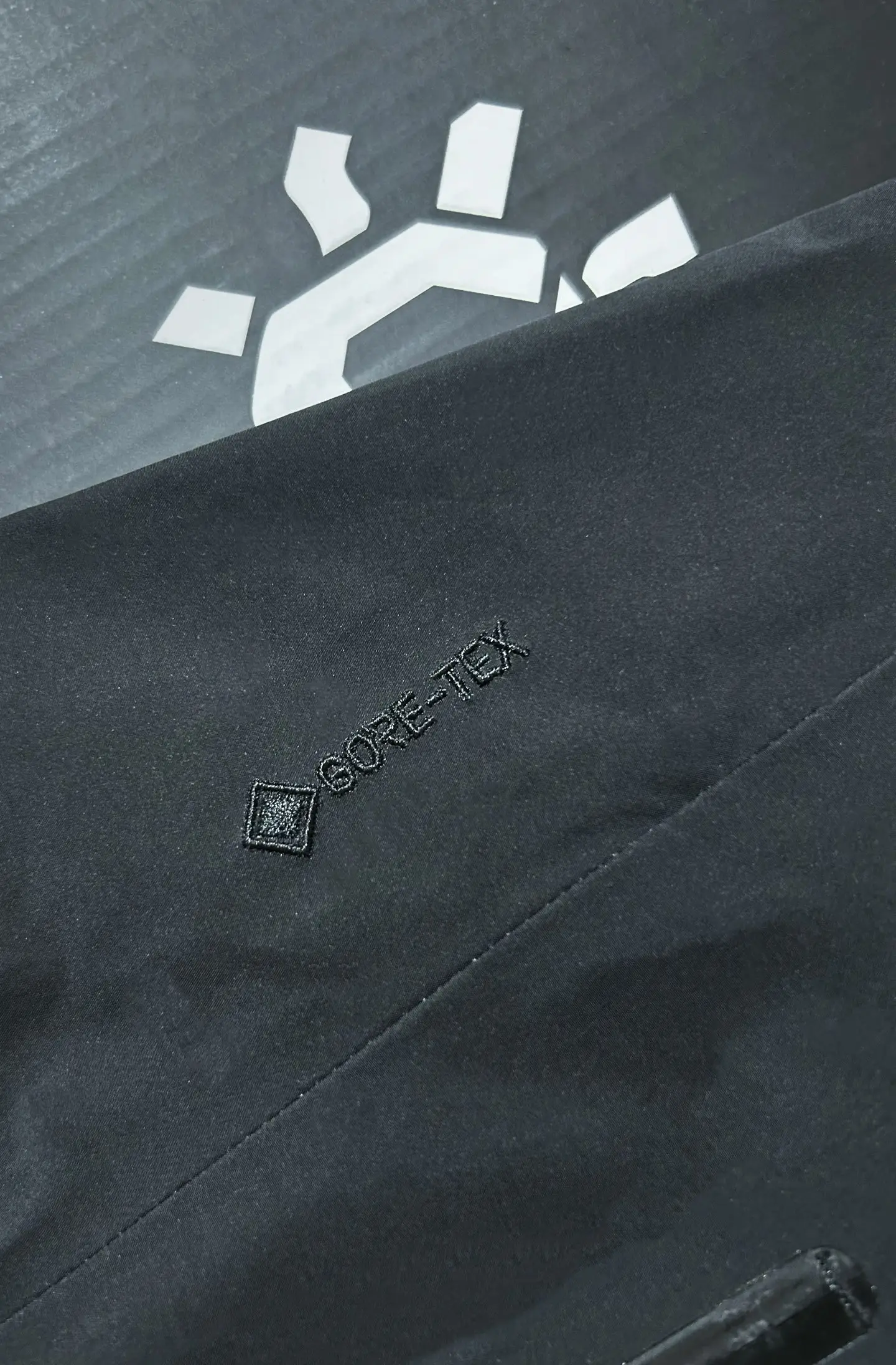 LT Waterproof GORE-TEX Hardshell Hooded Jacket D31020593 — view 4