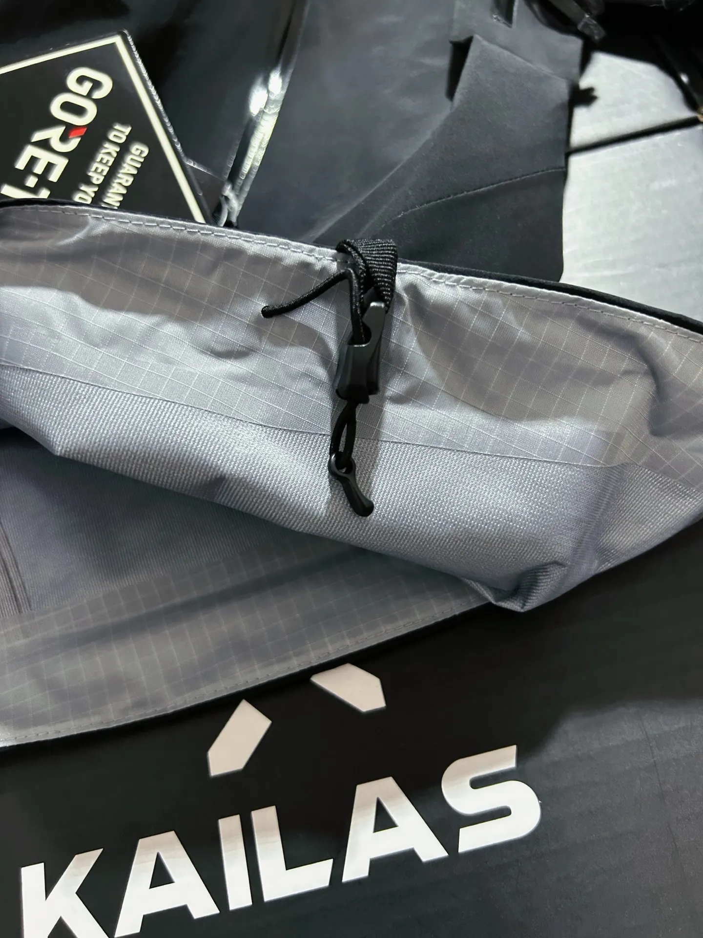 LT Waterproof GORE-TEX Hardshell Hooded Jacket D31020593 — view 6