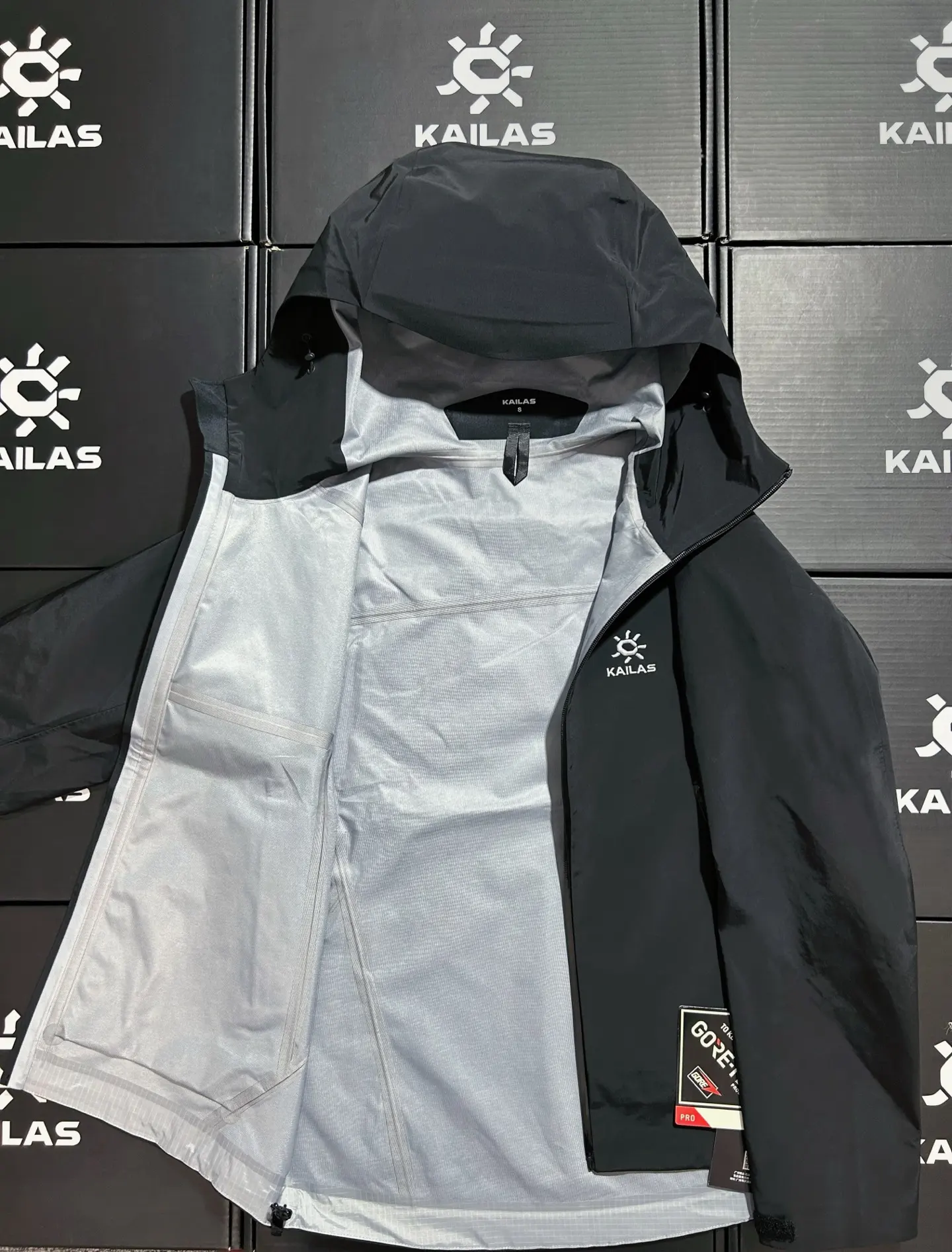 LT Waterproof GORE-TEX Hardshell Hooded Jacket D31020593 — view 9