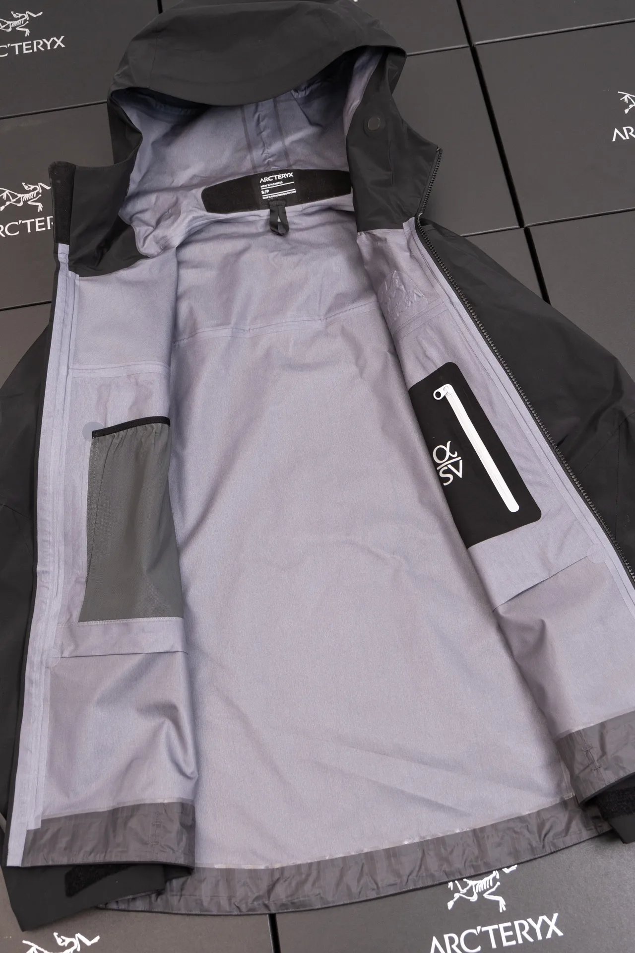 Alpha SV GORE-TEX Hooded Shell Jacket D34020792 — view 3
