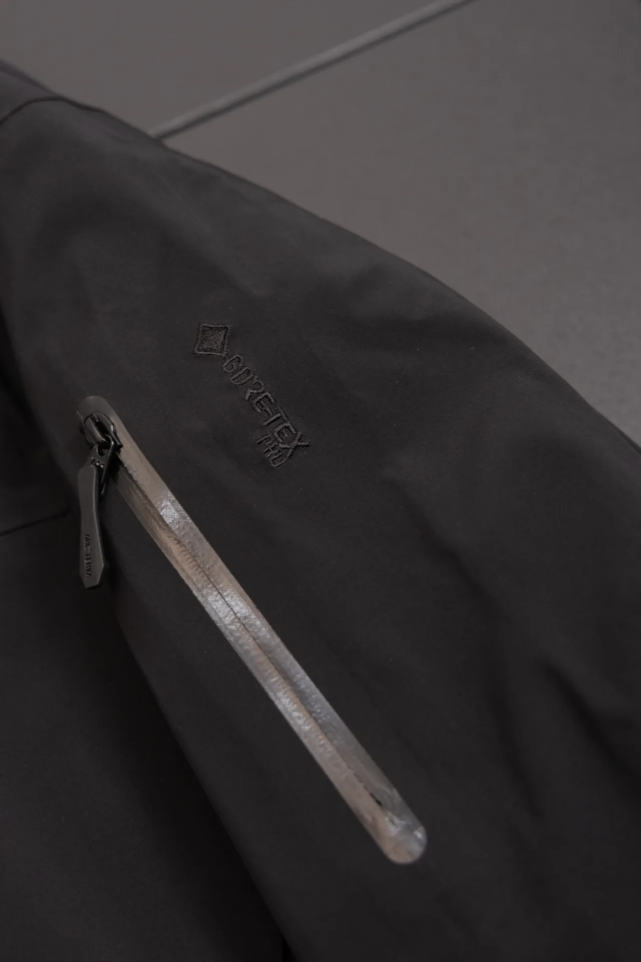 Alpha SV GORE-TEX Hooded Shell Jacket D34020794 — view 3