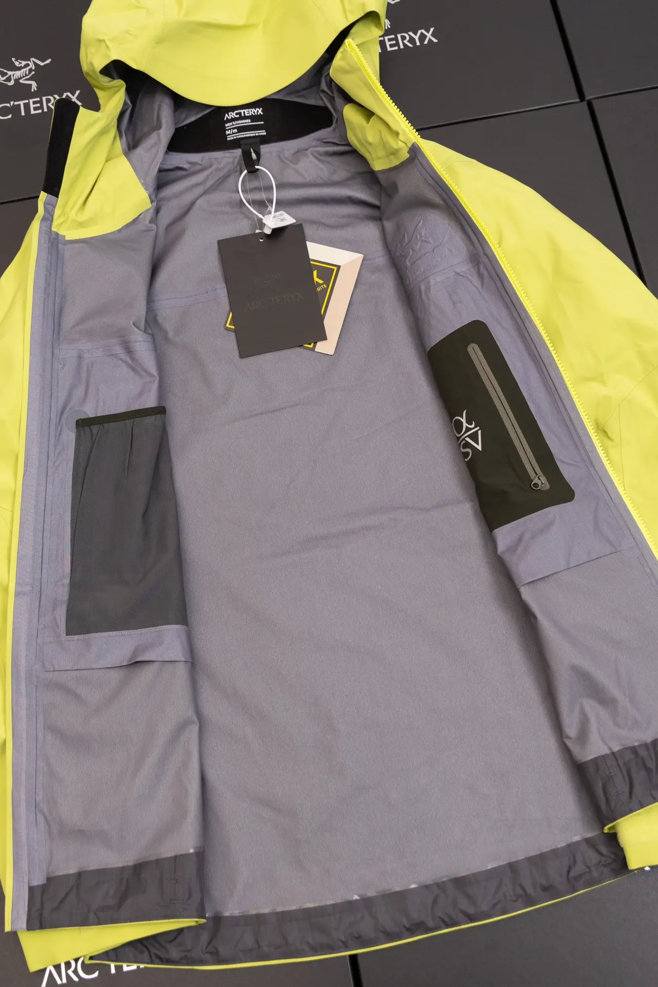 Alpha SV GORE-TEX Hooded Shell Jacket D34020790 — view 2