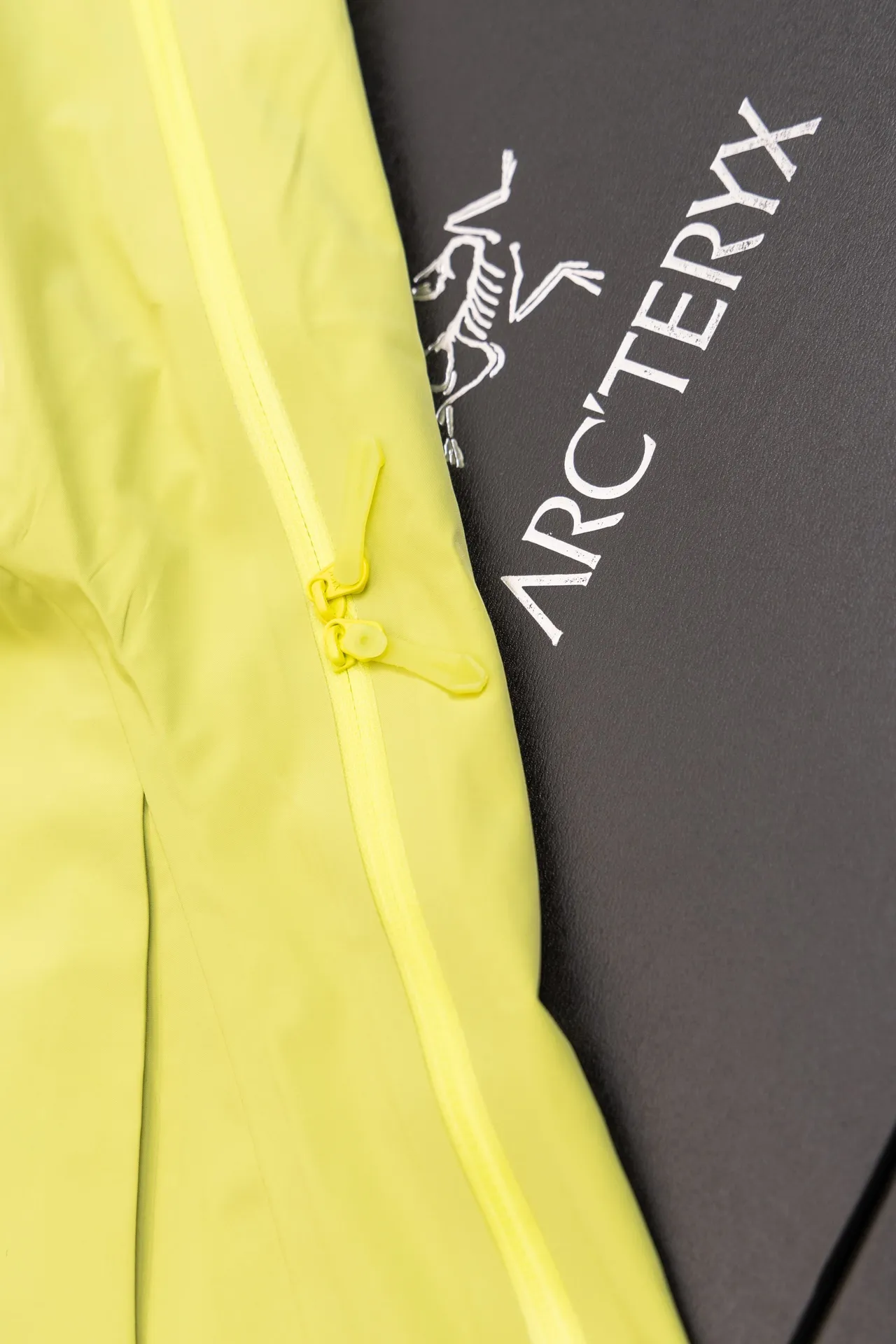 Alpha SV GORE-TEX Hooded Shell Jacket D34020790 — view 8