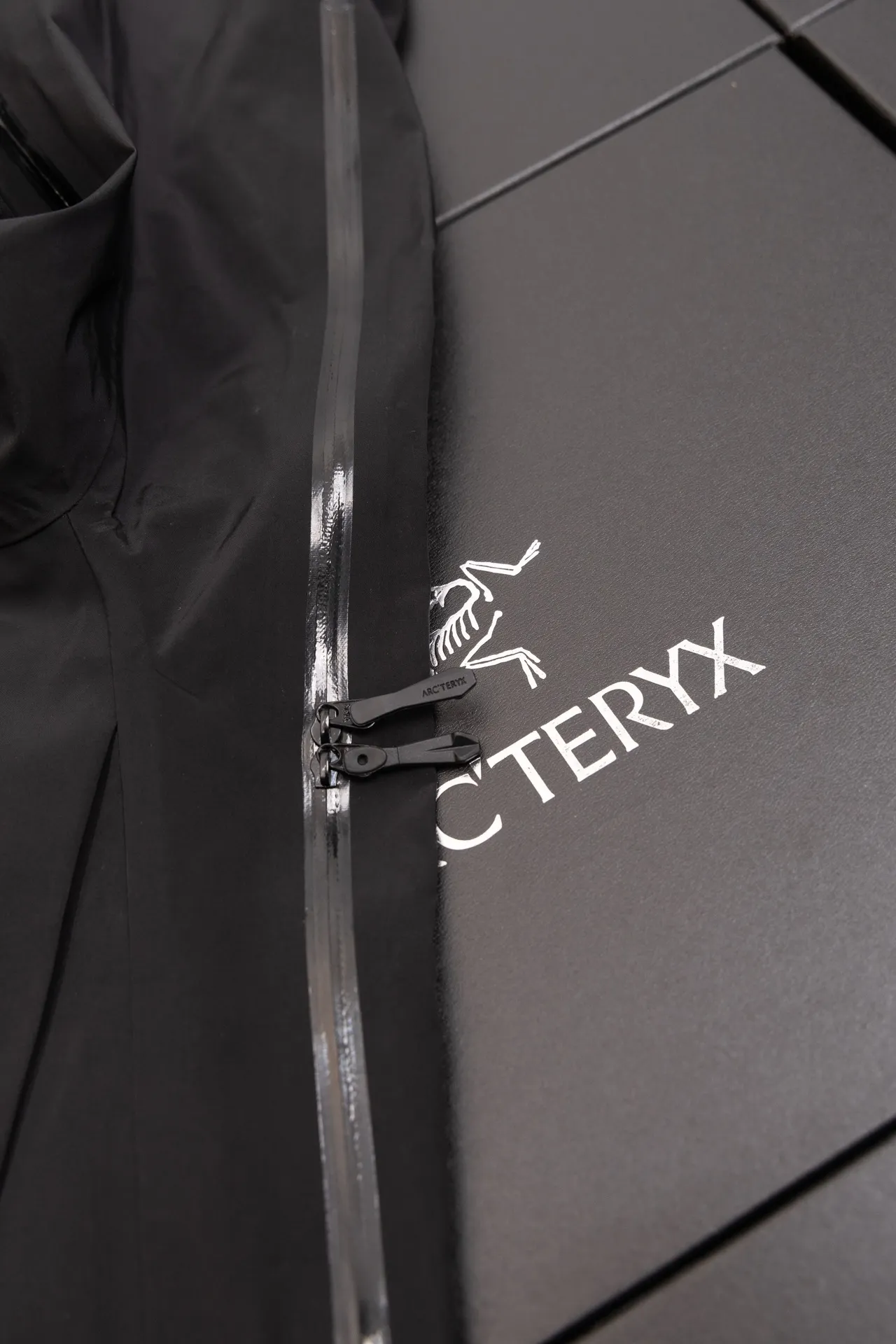 Alpha SV GORE-TEX Hooded Shell Jacket D34020793 — view 10