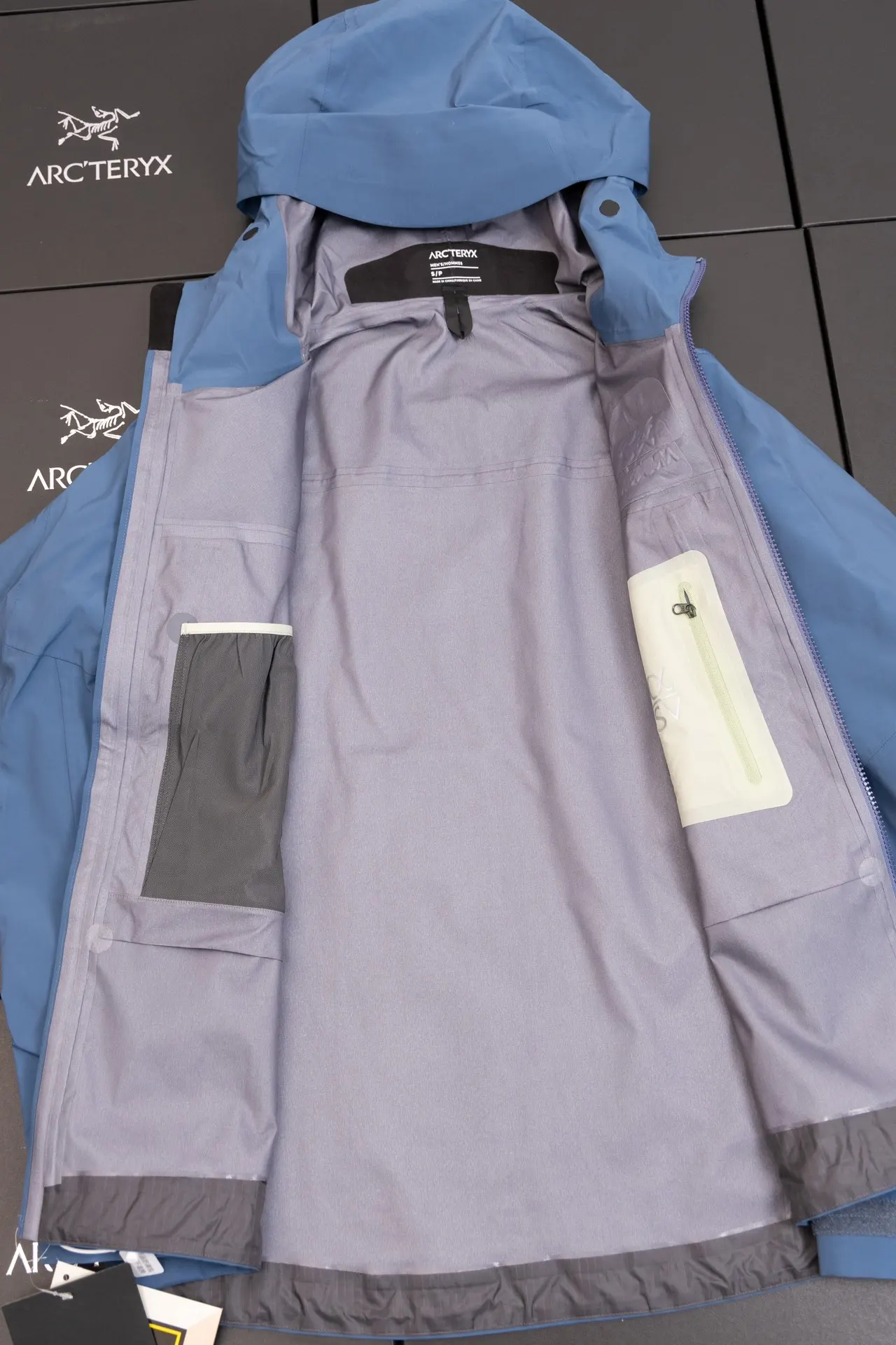 Alpha SV GORE-TEX Hooded Shell Jacket D34020789 — view 2