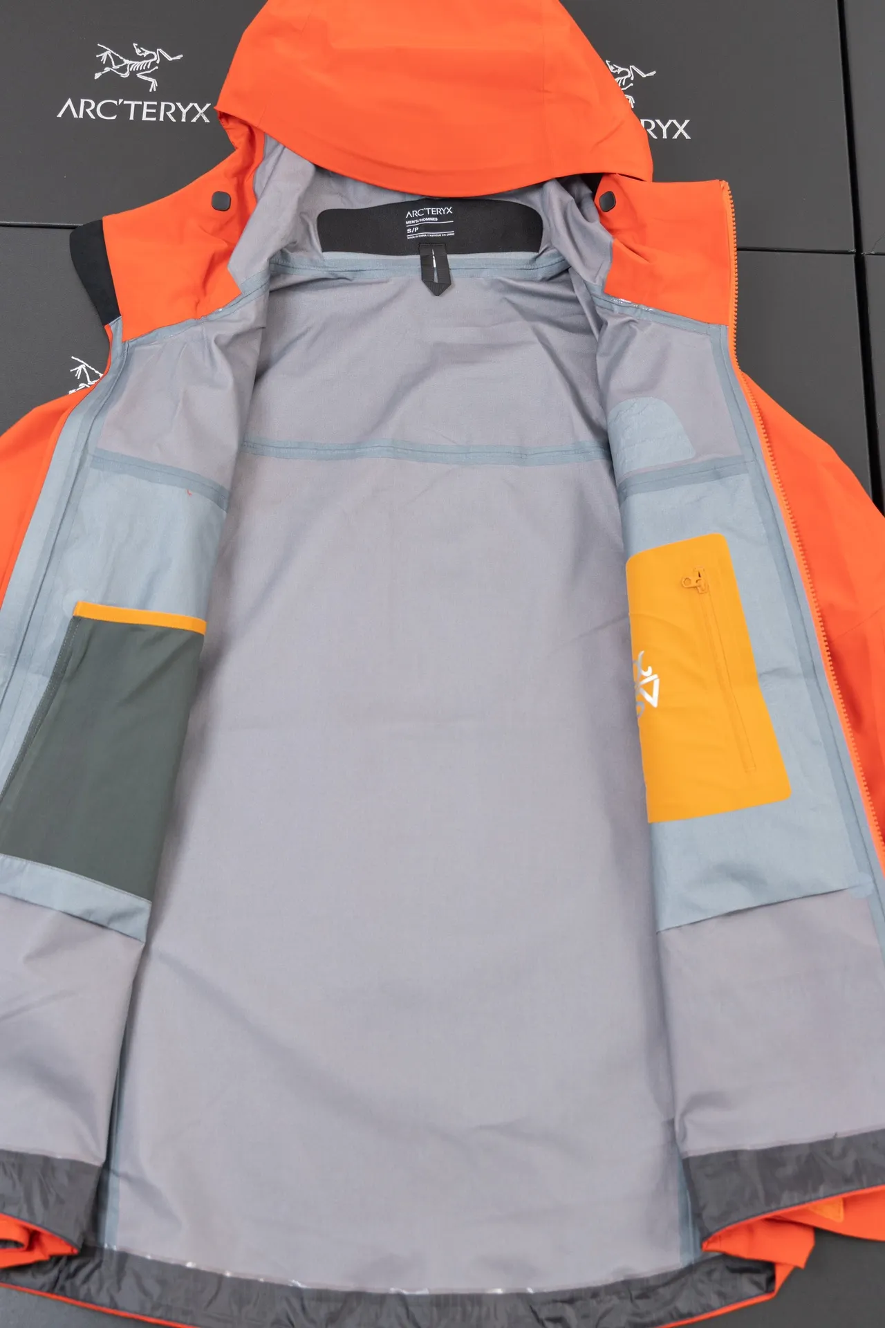Alpha SV GORE-TEX Hooded Shell Jacket D34020787 — view 6