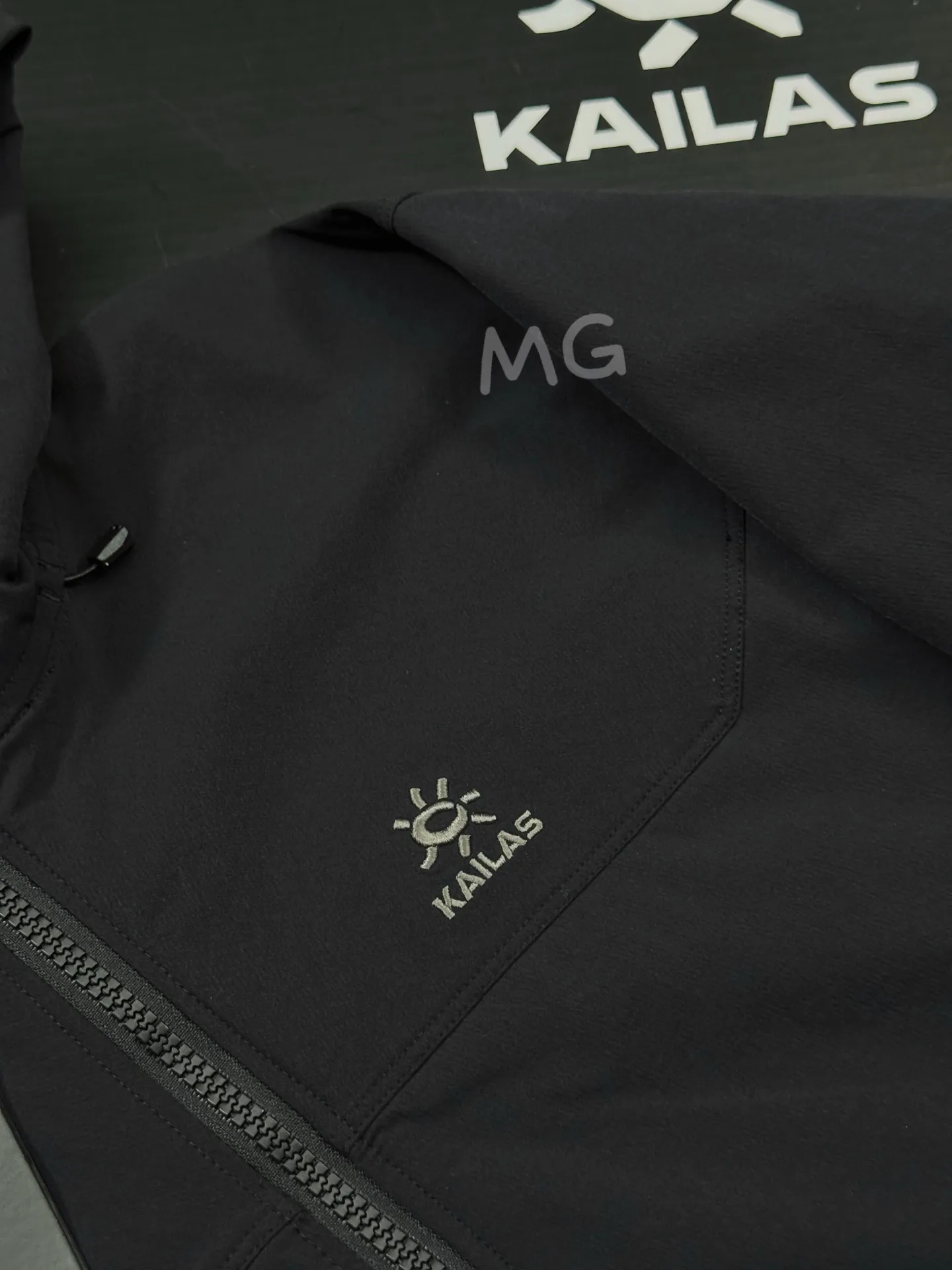M8 Series Hooded Softshell Outdoor Jacket D35020645 — view 3