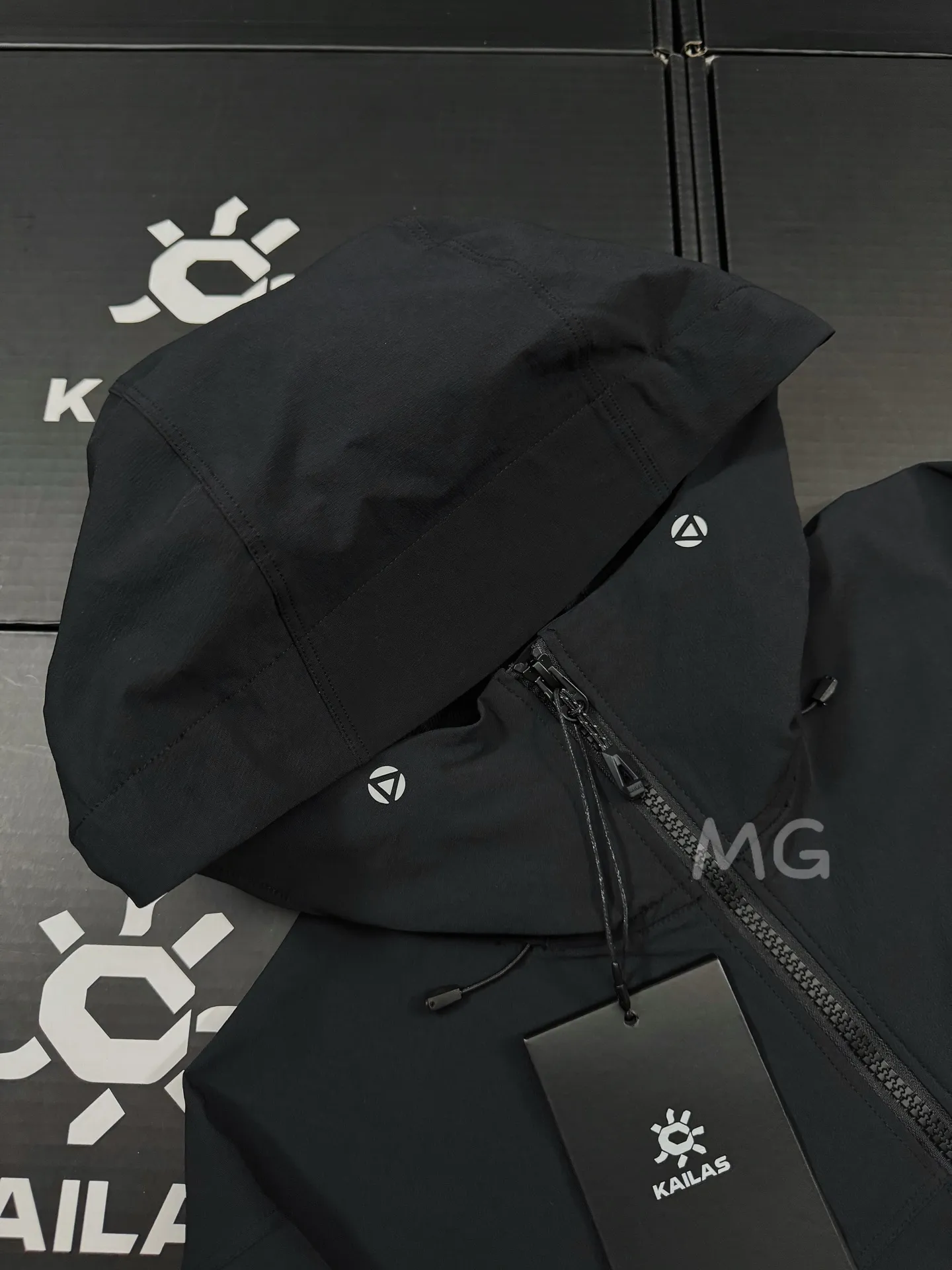 M8 Series Hooded Softshell Outdoor Jacket D35020645 — view 4