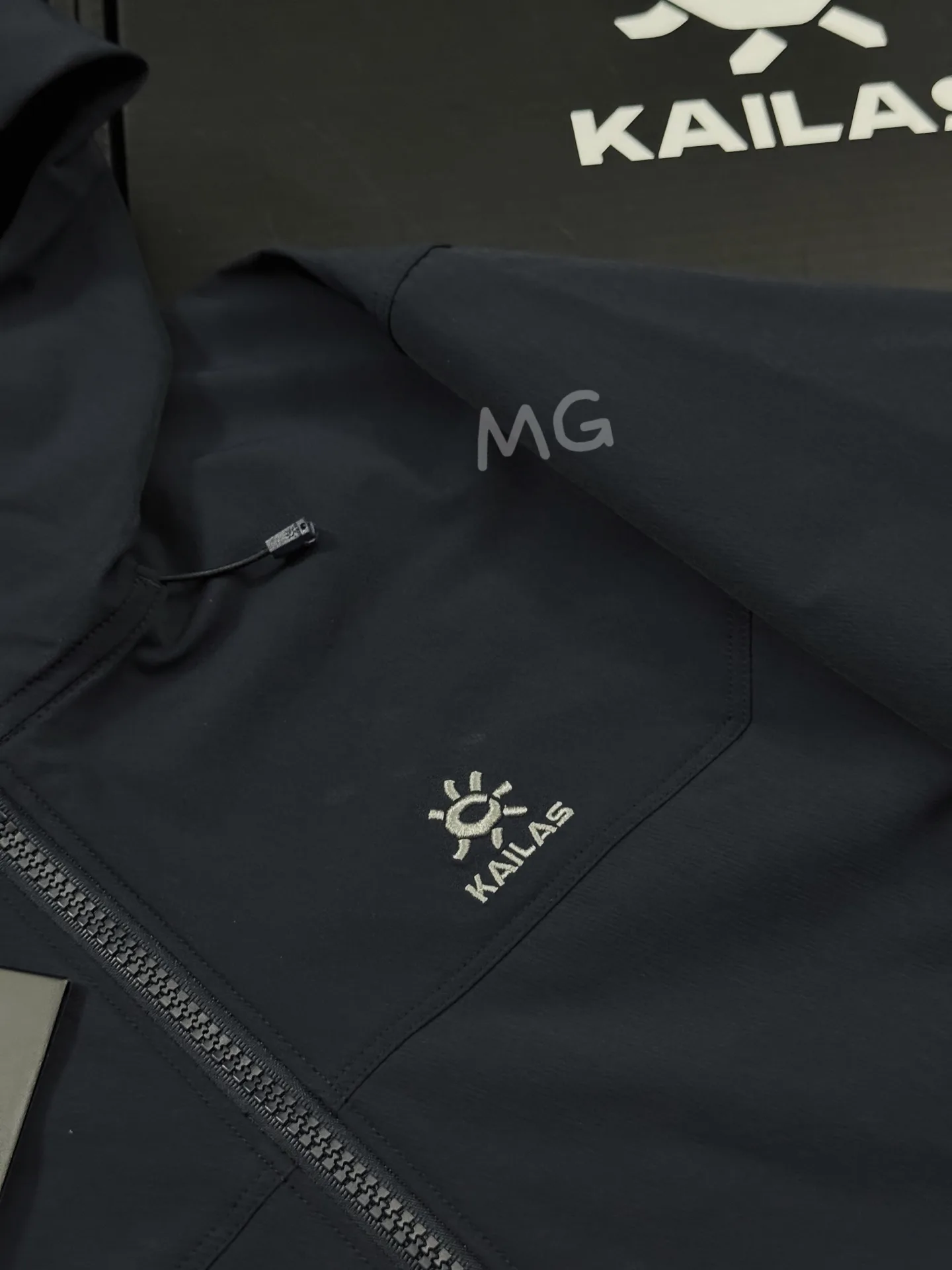 M8 Series Hooded Softshell Outdoor Jacket D35020644 — view 3