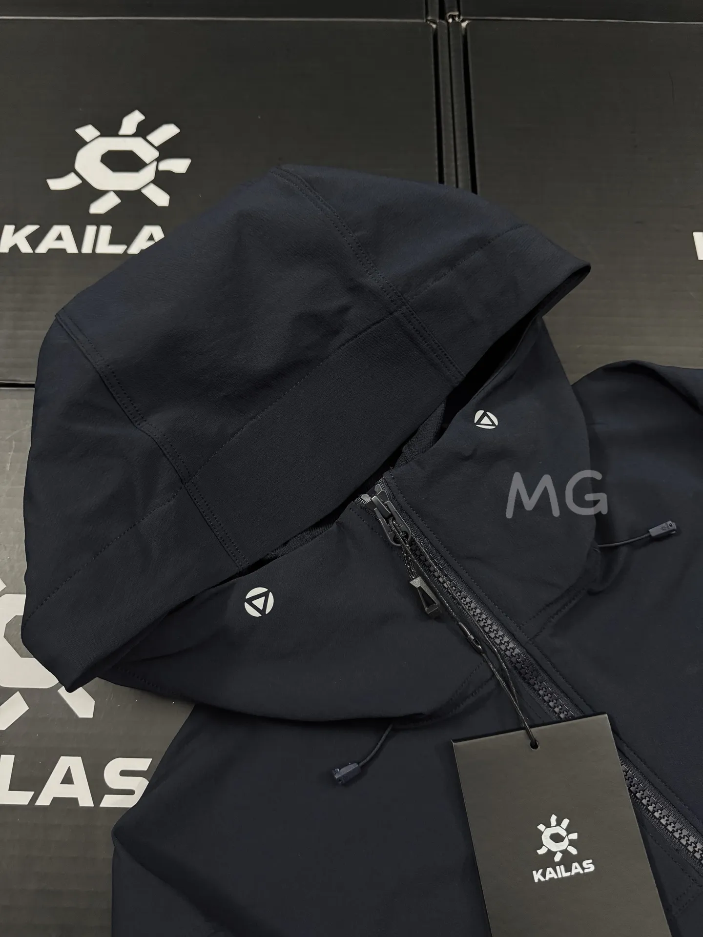 M8 Series Hooded Softshell Outdoor Jacket D35020644 — view 4