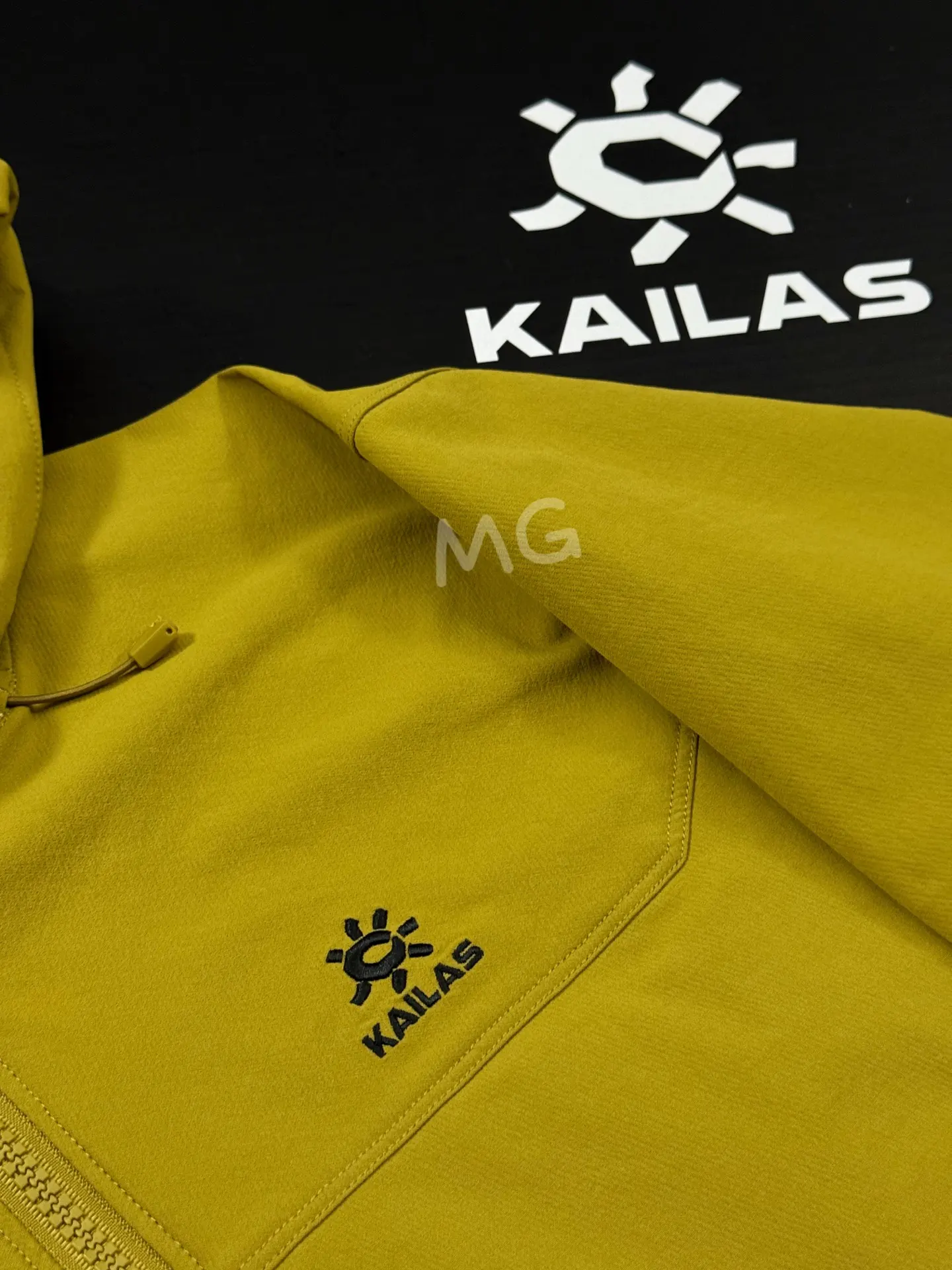 M8 Series Hooded Softshell Outdoor Jacket D35020643 — view 3
