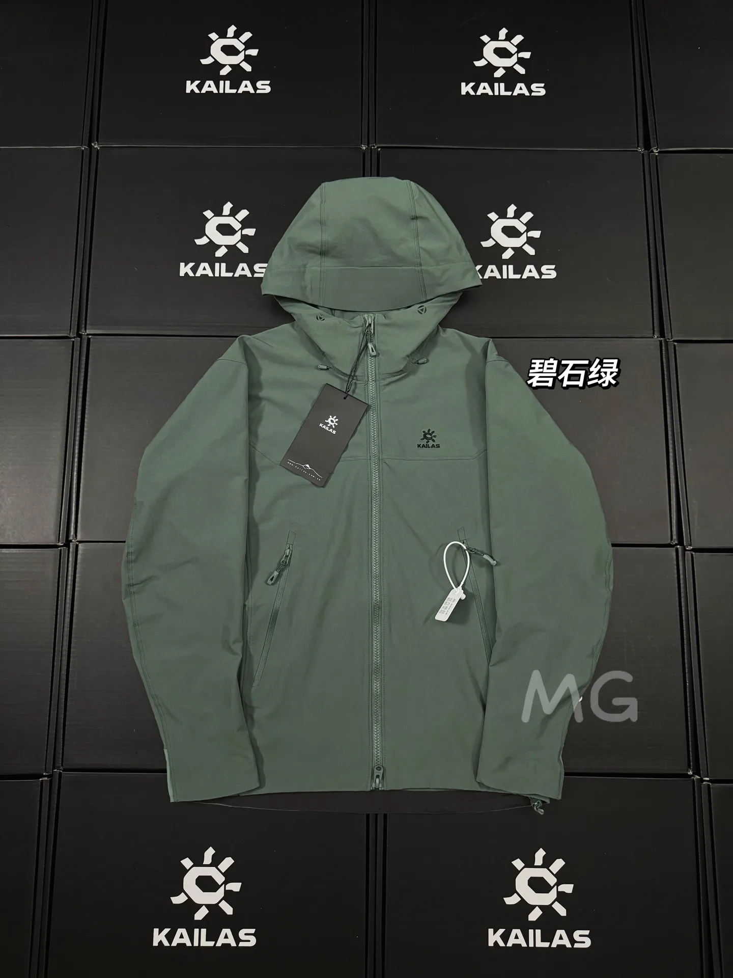 M8 Series Hooded Softshell Trekking Jacket D35020646