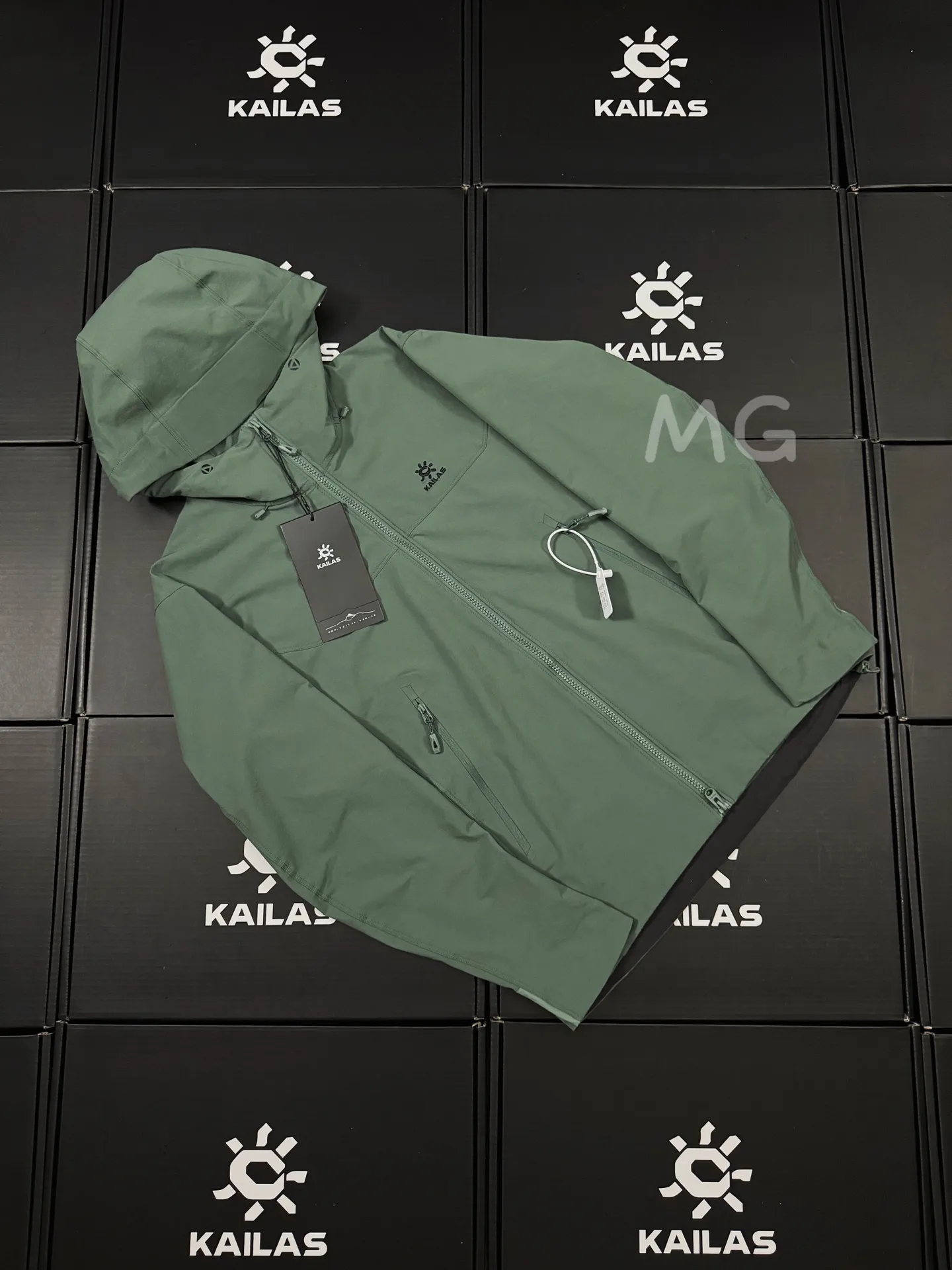 M8 Series Hooded Softshell Trekking Jacket D35020646 — view 2