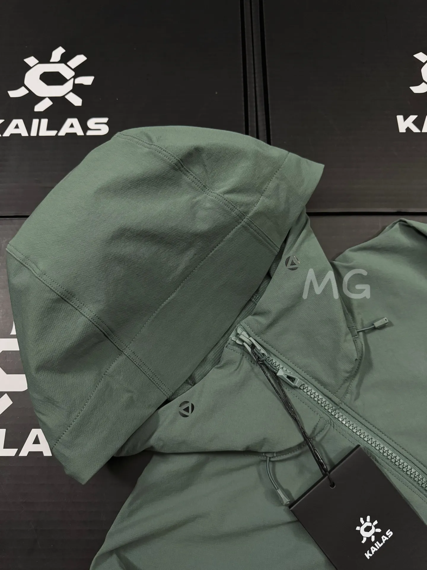 M8 Series Hooded Softshell Trekking Jacket D35020646 — view 3