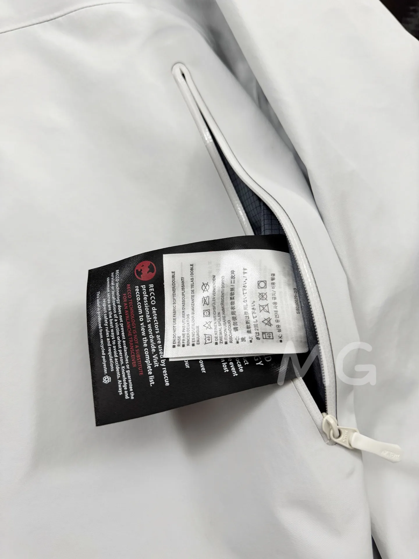Beta SL GORE-TEX Hooded Shell Jacket D36020662 — view 7