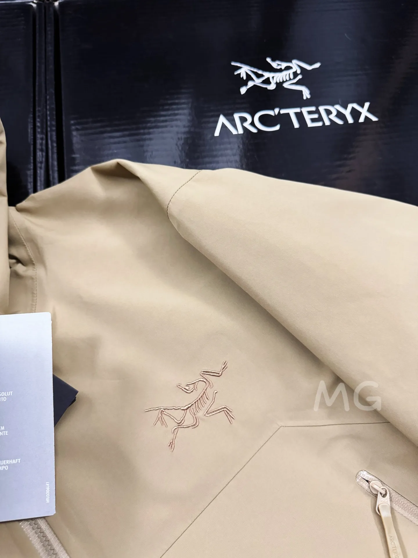Beta SL GORE-TEX Hooded Shell Jacket D36020665 — view 4