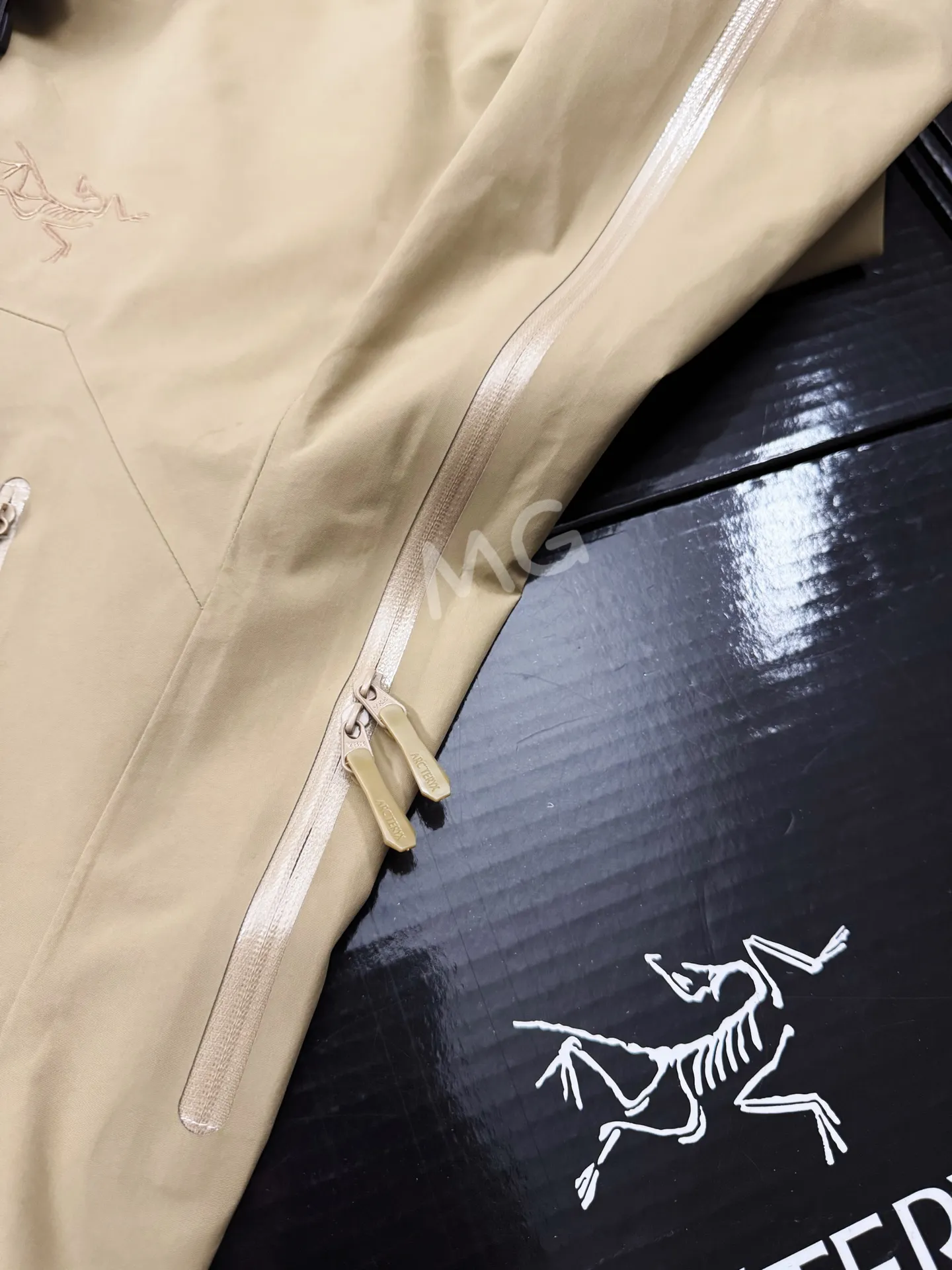 Beta SL GORE-TEX Hooded Shell Jacket D36020665 — view 6