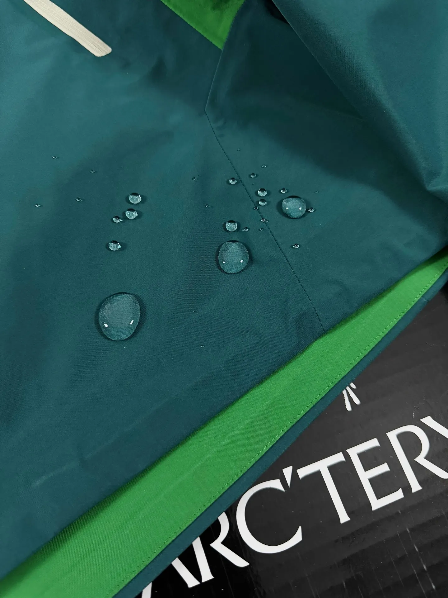 Beta Lightweight GORE-TEX Hooded Shell Jacket D36020720 — view 5