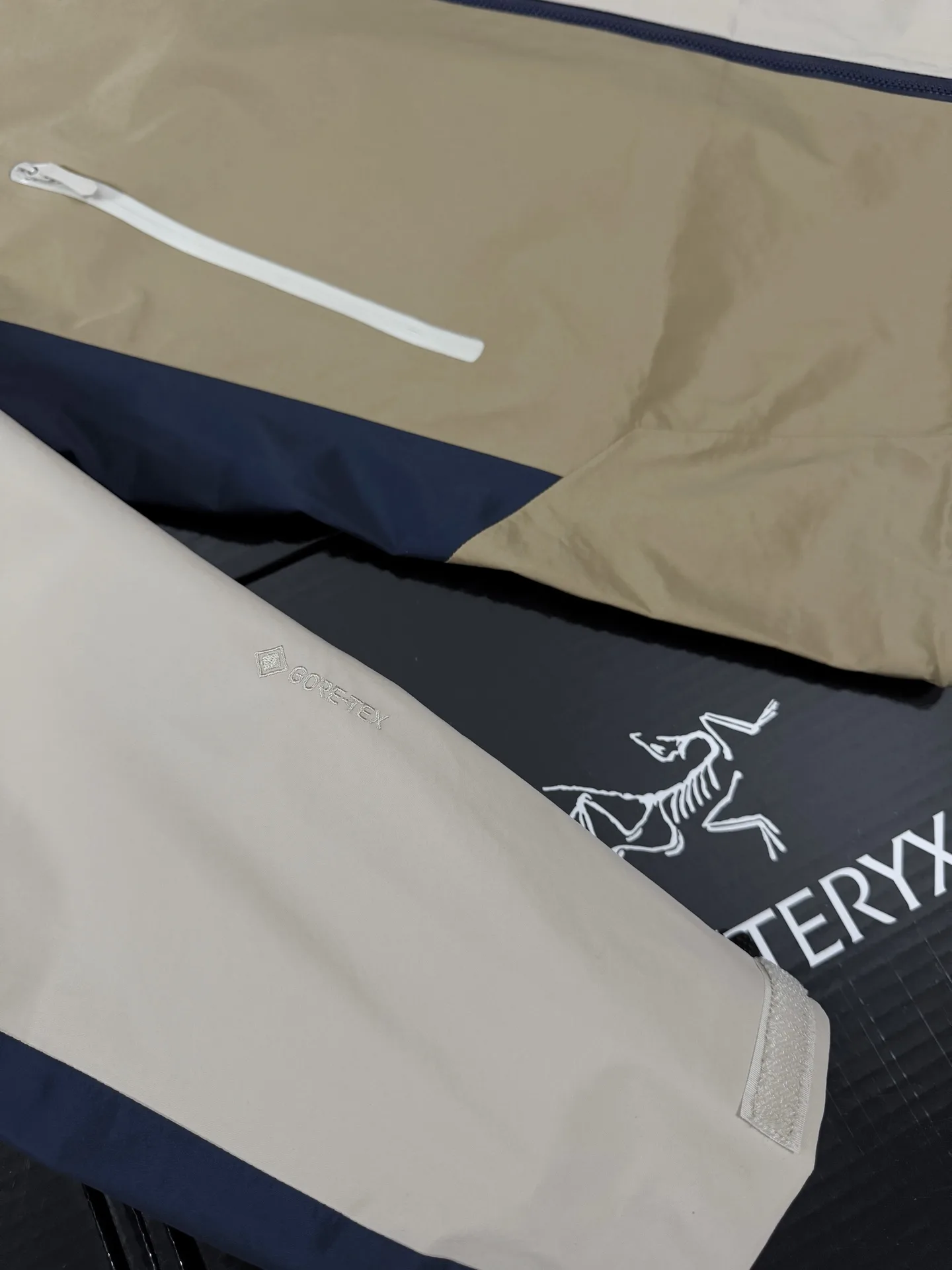 Beta Lightweight GORE-TEX Color-Block Shell Jacket D36020721 — view 2