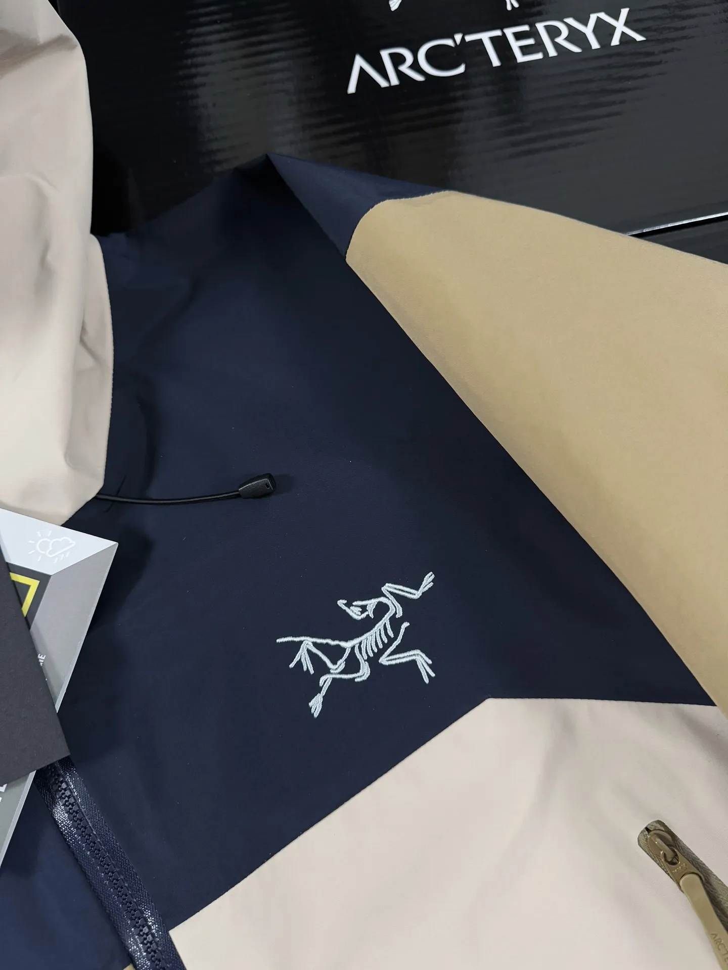 Beta Lightweight GORE-TEX Color-Block Shell Jacket D36020721 — view 3