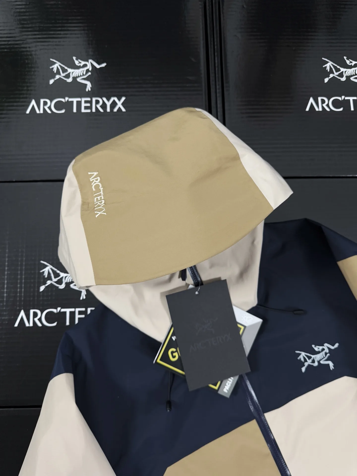 Beta Lightweight GORE-TEX Color-Block Shell Jacket D36020721 — view 4