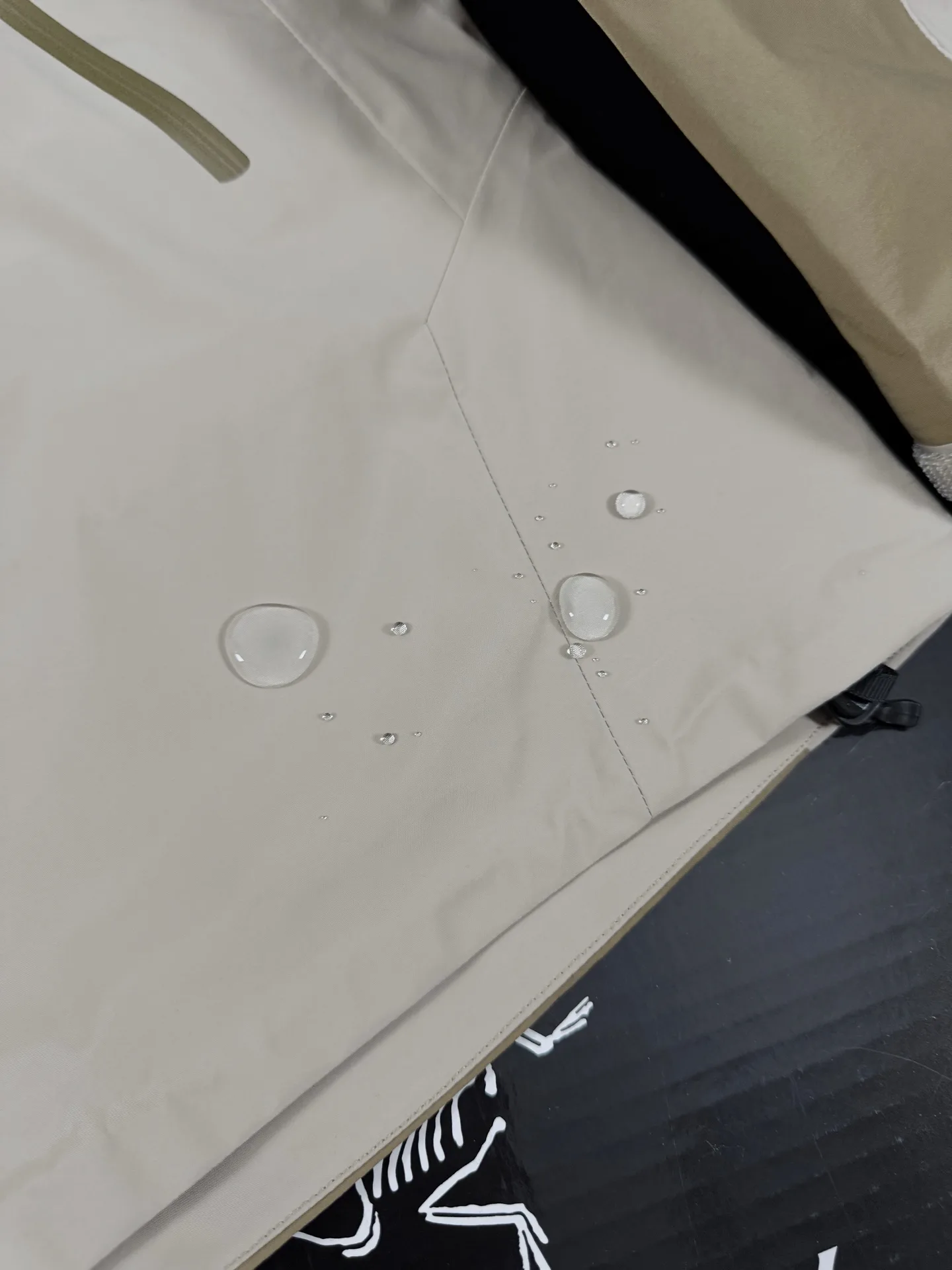 Beta Lightweight GORE-TEX Color-Block Shell Jacket D36020721 — view 5