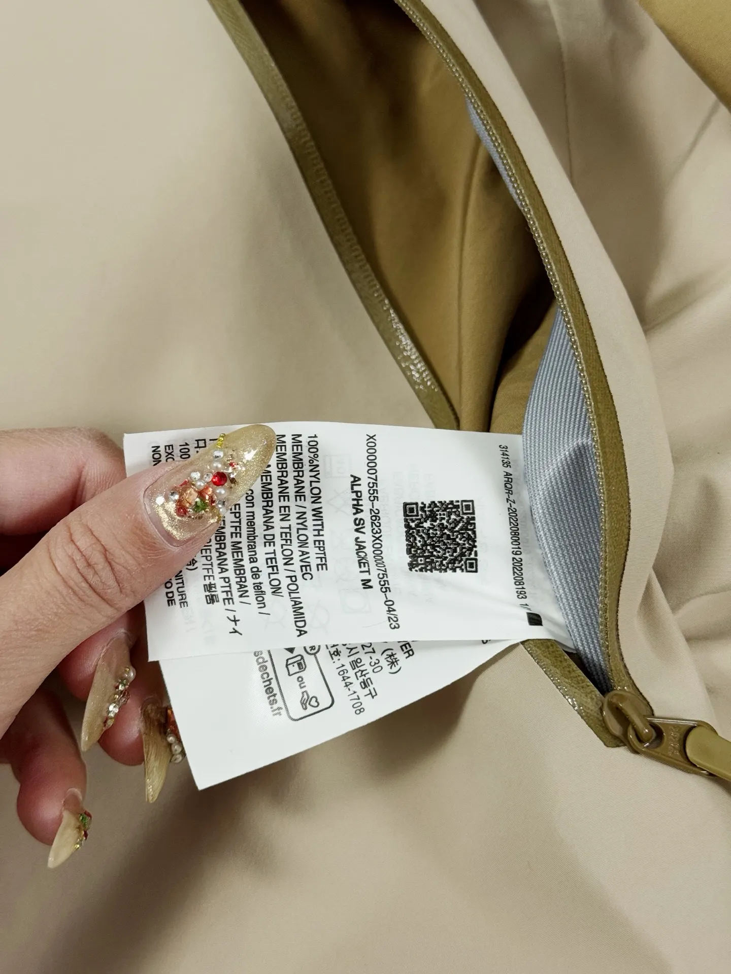 Beta Lightweight GORE-TEX Color-Block Shell Jacket D36020721 — view 8