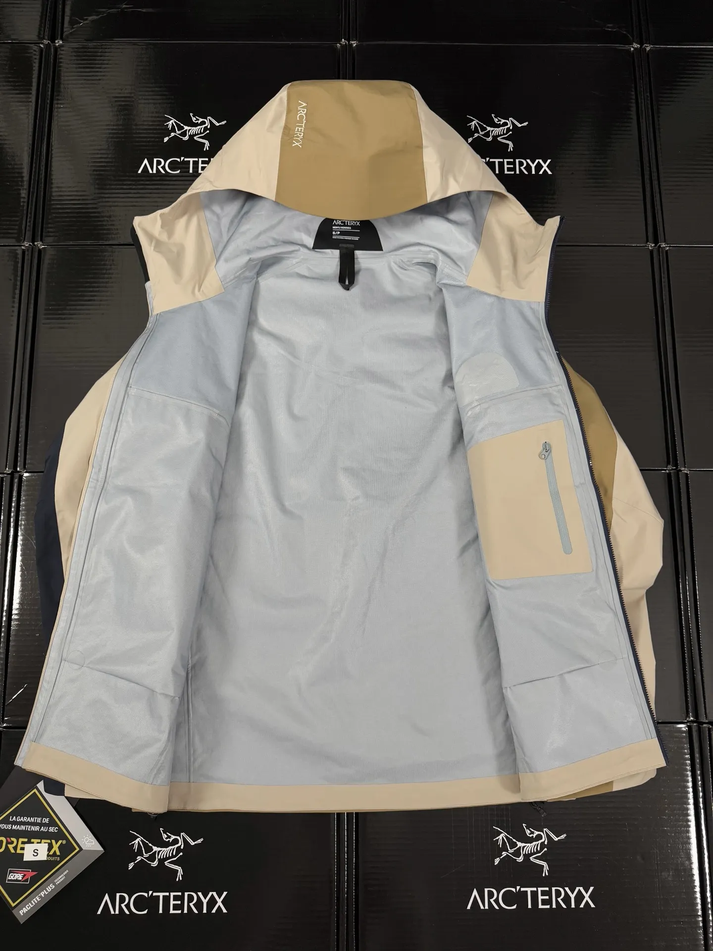 Beta Lightweight GORE-TEX Color-Block Shell Jacket D36020721 — view 9