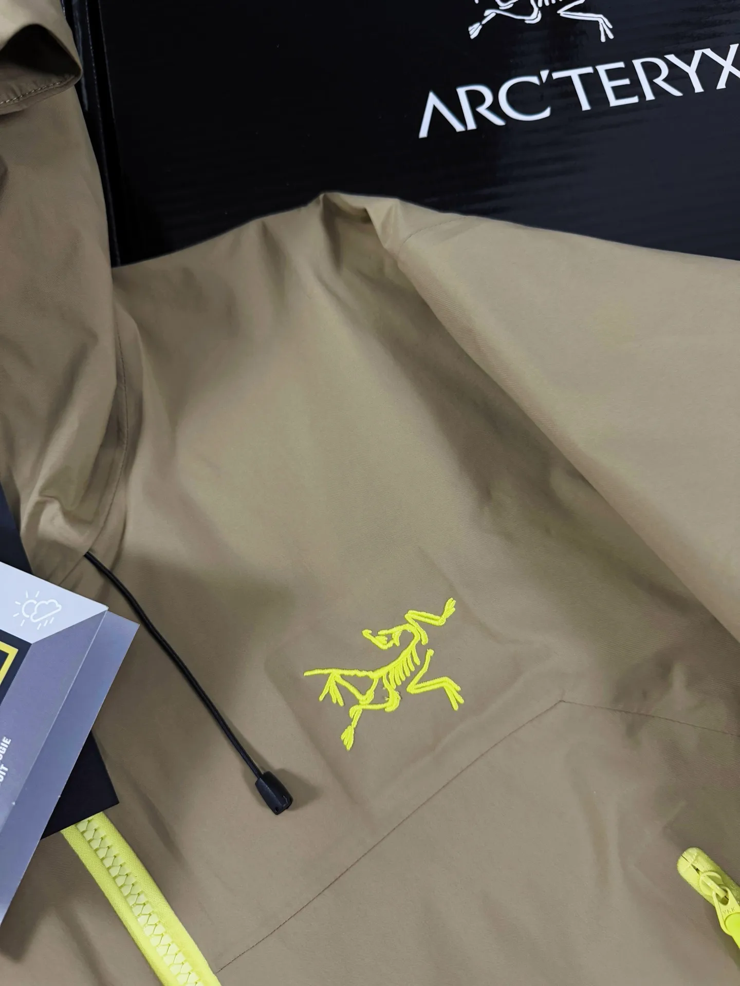 Beta Lightweight GORE-TEX Hooded Shell Jacket D36020712 — view 3