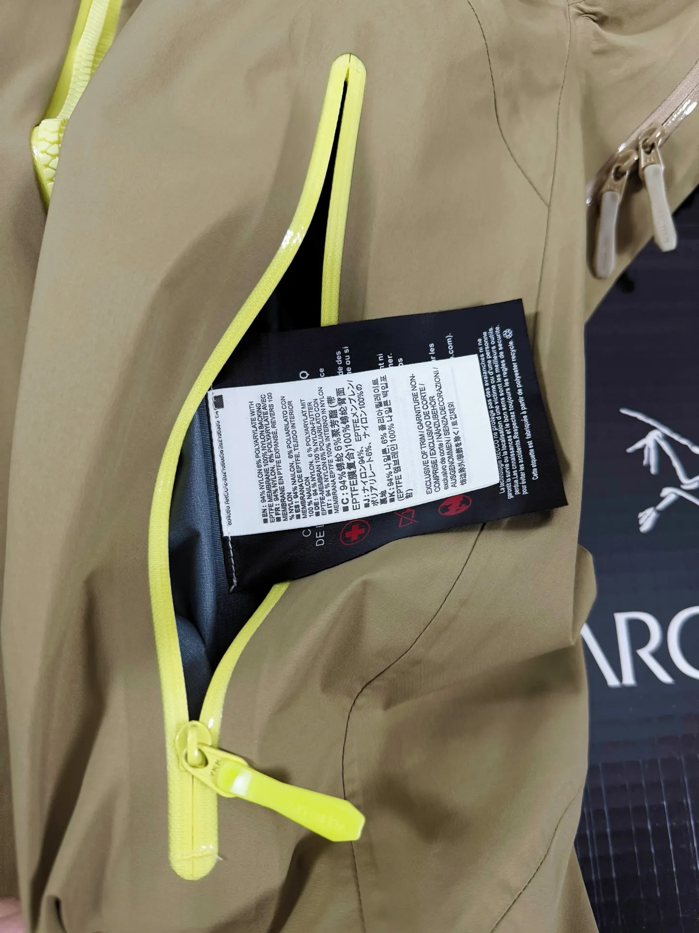 Beta Lightweight GORE-TEX Hooded Shell Jacket D36020712 — view 7