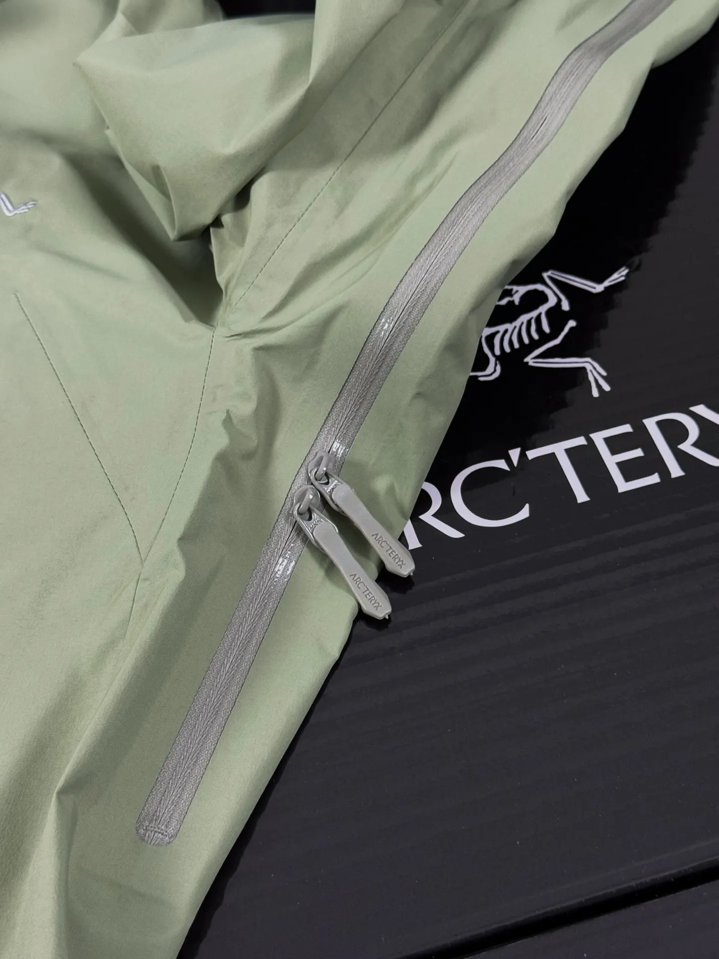 Beta Lightweight GORE-TEX Hooded Shell Jacket D36020713 — view 4