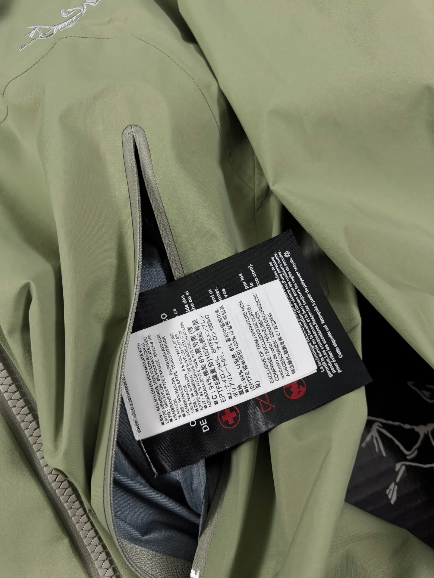 Beta Lightweight GORE-TEX Hooded Shell Jacket D36020713 — view 7