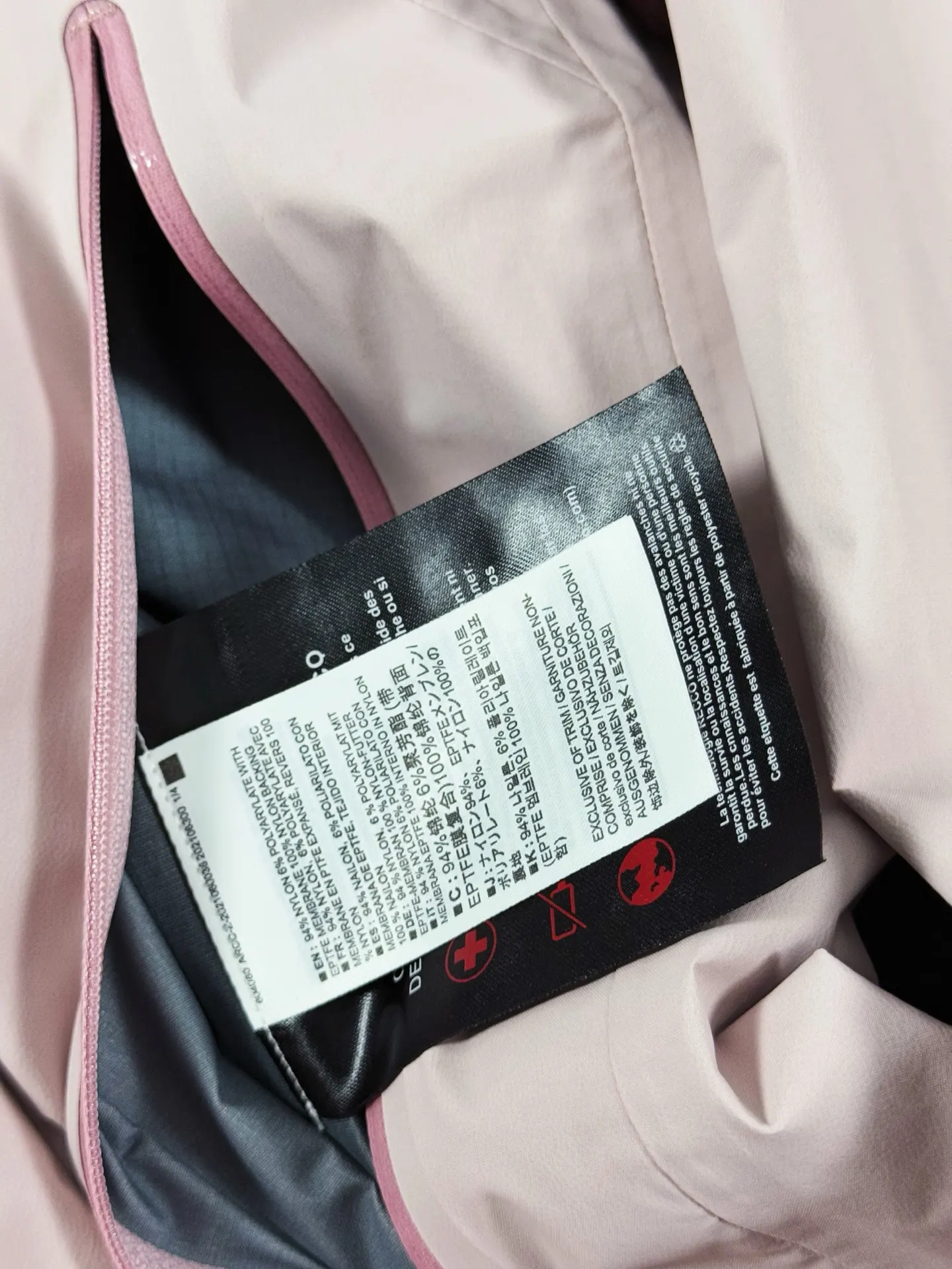 Beta Lightweight GORE-TEX Hooded Jacket D36020717 — view 7