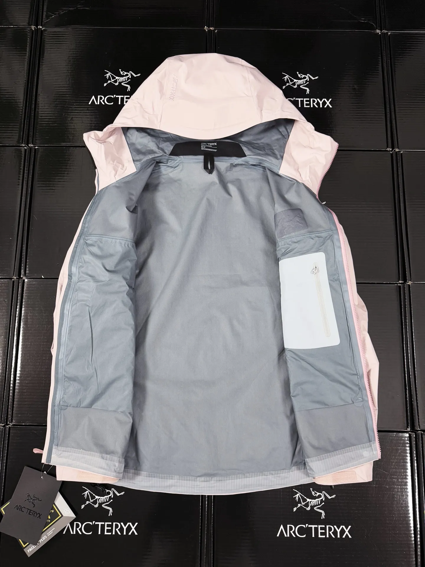 Beta Lightweight GORE-TEX Hooded Jacket D36020717 — view 8