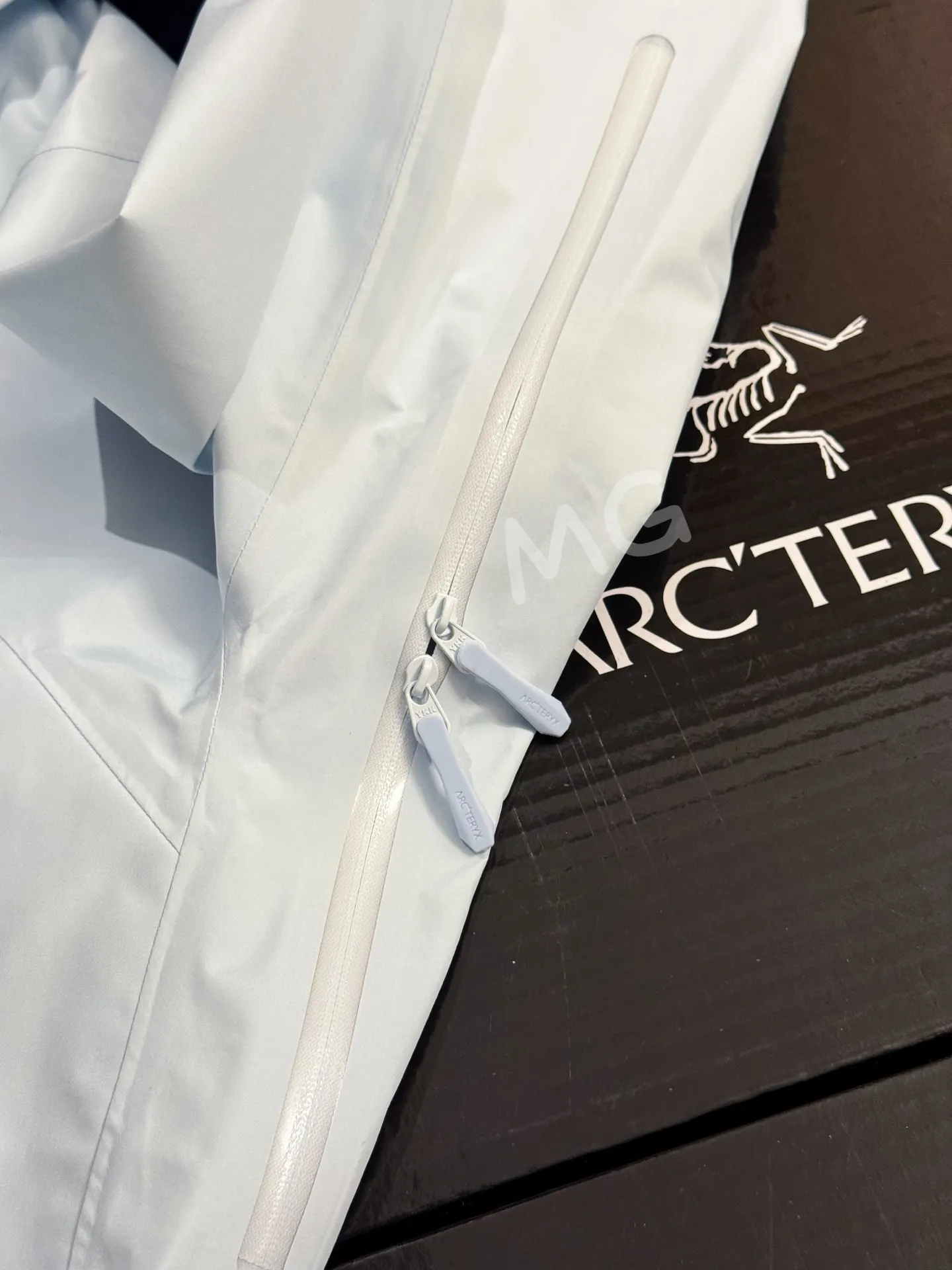 Beta Lightweight GORE-TEX Hooded Jacket D36020711 — view 6