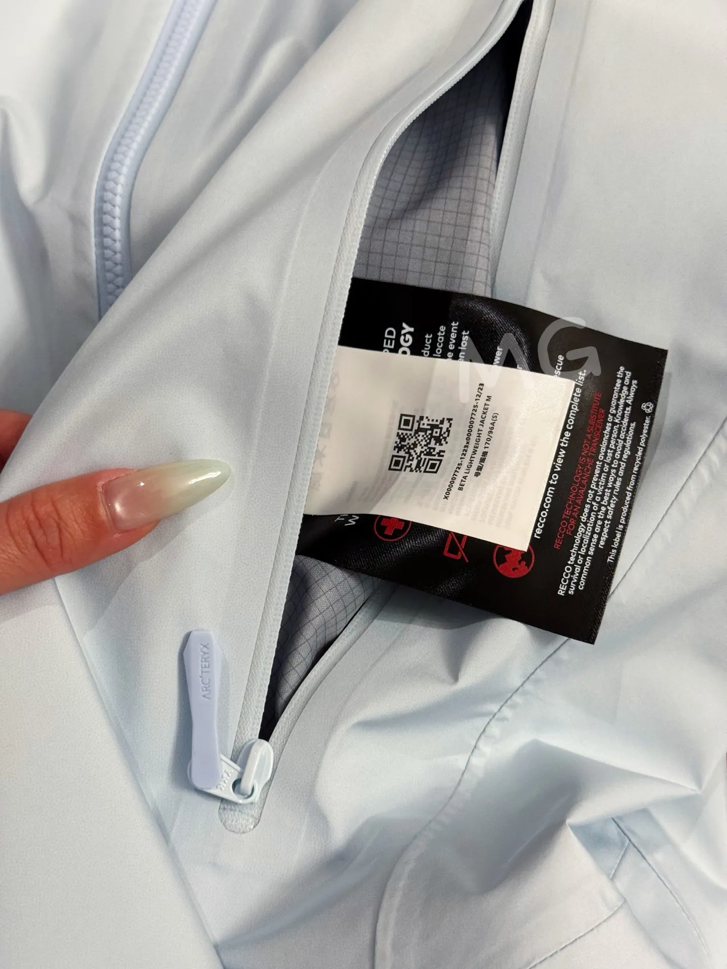 Beta Lightweight GORE-TEX Hooded Jacket D36020711 — view 7