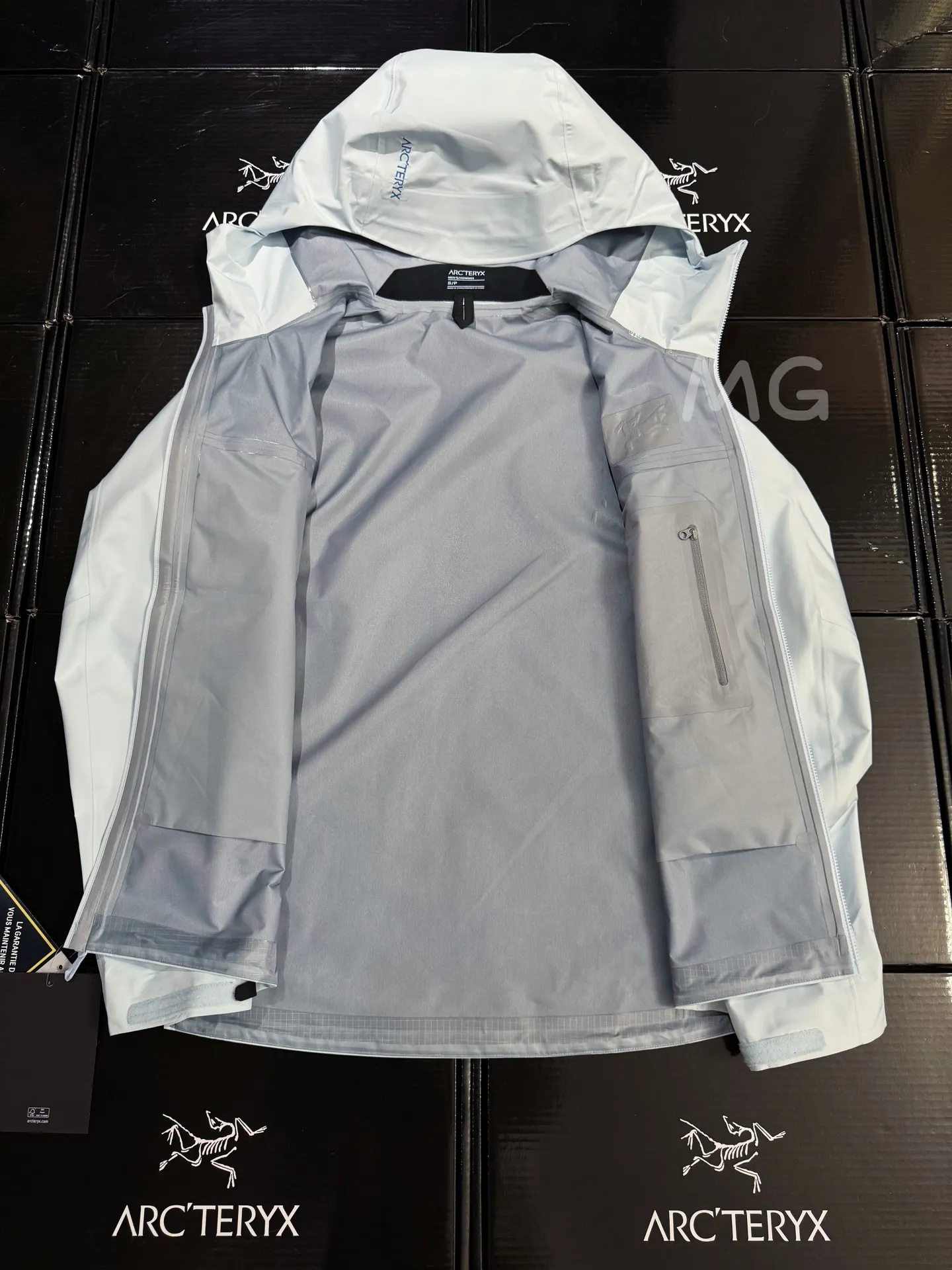 Beta Lightweight GORE-TEX Hooded Jacket D36020711 — view 8